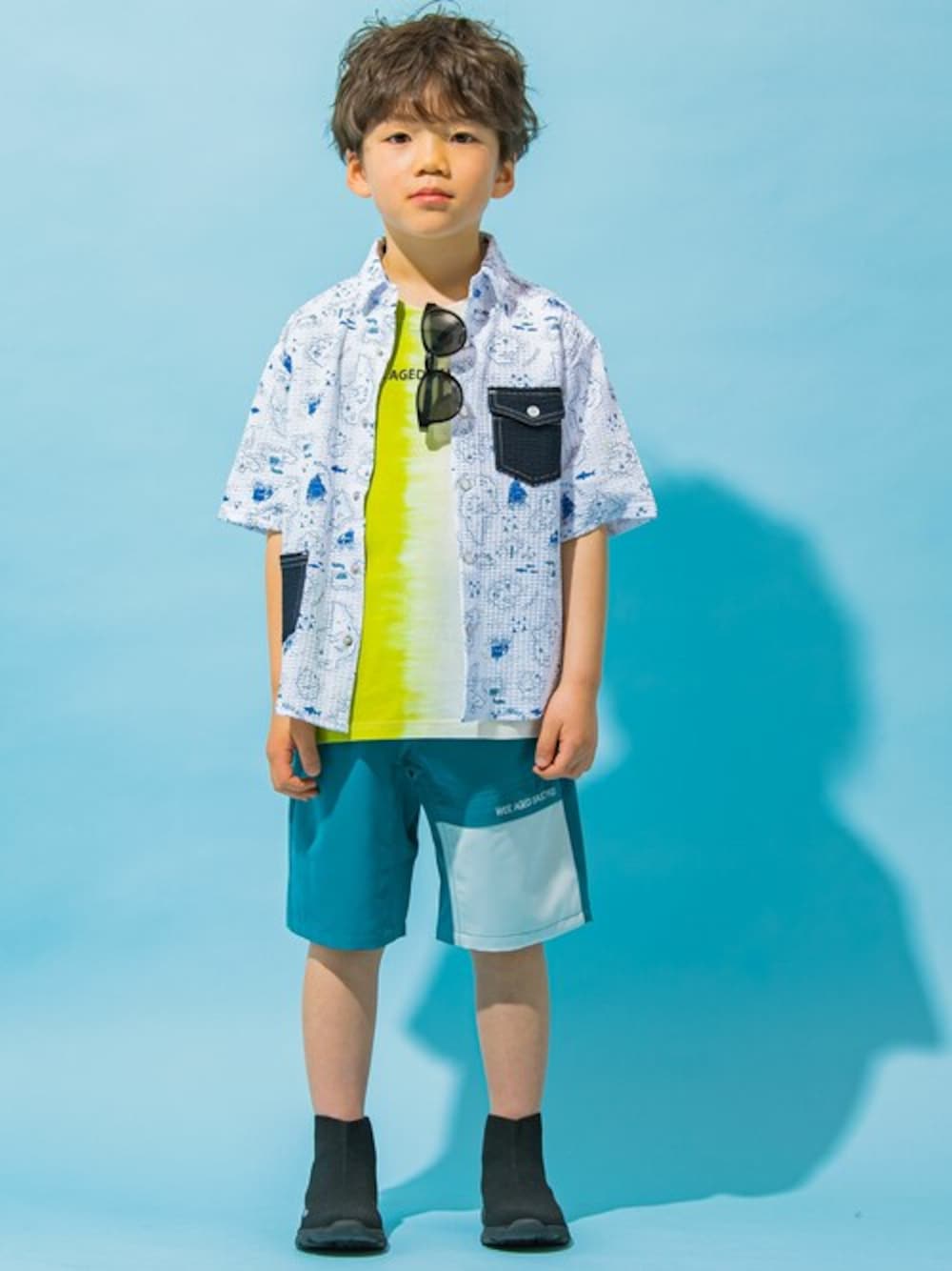 ホワイト系のシャツ/ブラウス、ホワイト系のTシャツ/カットソー、ブルー系のその他パンツを着用したキッズの春コーディネートの1枚目の写真