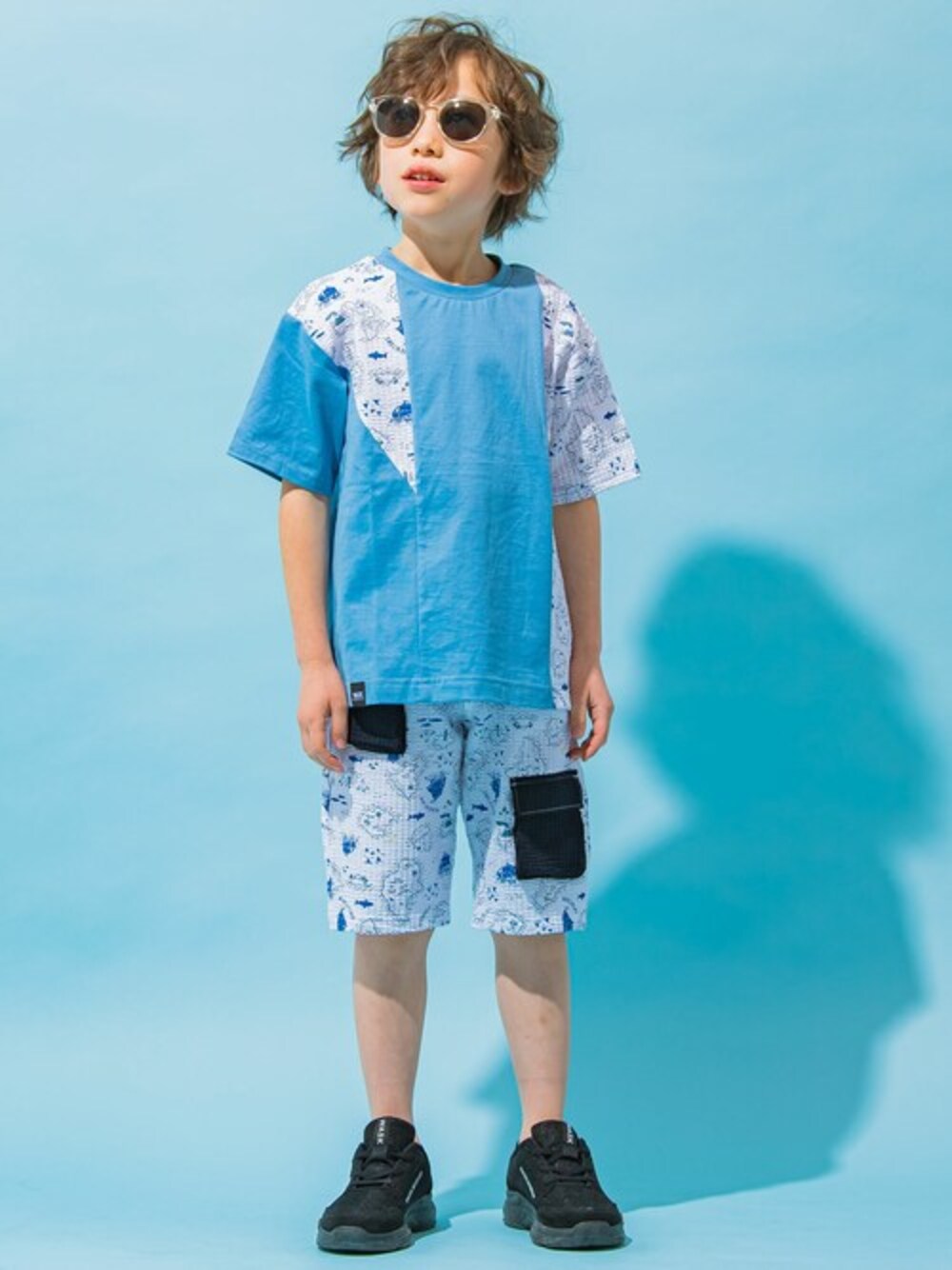 ブルー系のTシャツ/カットソー、ホワイト系のその他パンツを着用したキッズの春コーディネートの1枚目の写真