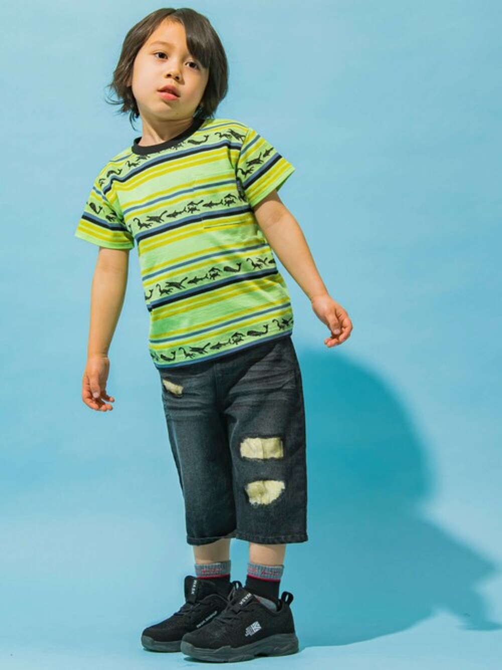 グリーン系のTシャツ/カットソー、ブラック系のデニムパンツを着用したキッズの春コーディネートの1枚目の写真