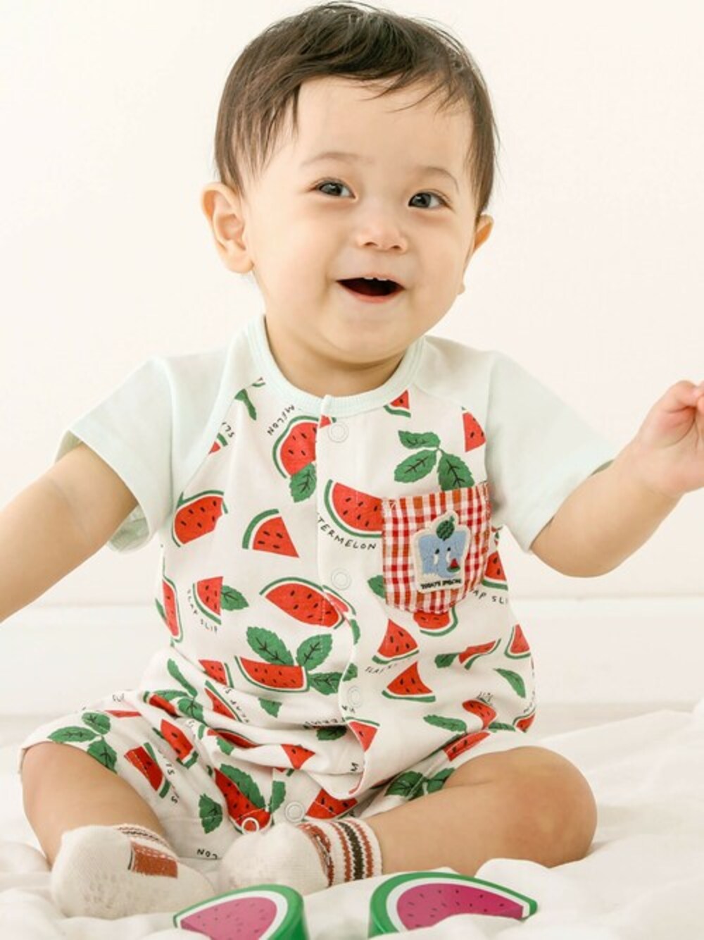 「カジュアル、ボーイッシュ、お出かけコーデ、男の子、おそろいコーデ、カジュアルコーデ、男の子コーデ、ベビーコーデ、SLAPSLIP、スラップスリップ」｜「SLAP SLIP BABYの【お揃い】フルーツ総柄柄ナレアニマルワッペン付き半袖ロンパースベビー(60~80cm)（ロンパース、レッド系）」を使った、BEBE ONLINE STOREさん（キッズ・68cm）の春コーディネートの1枚目の写真
