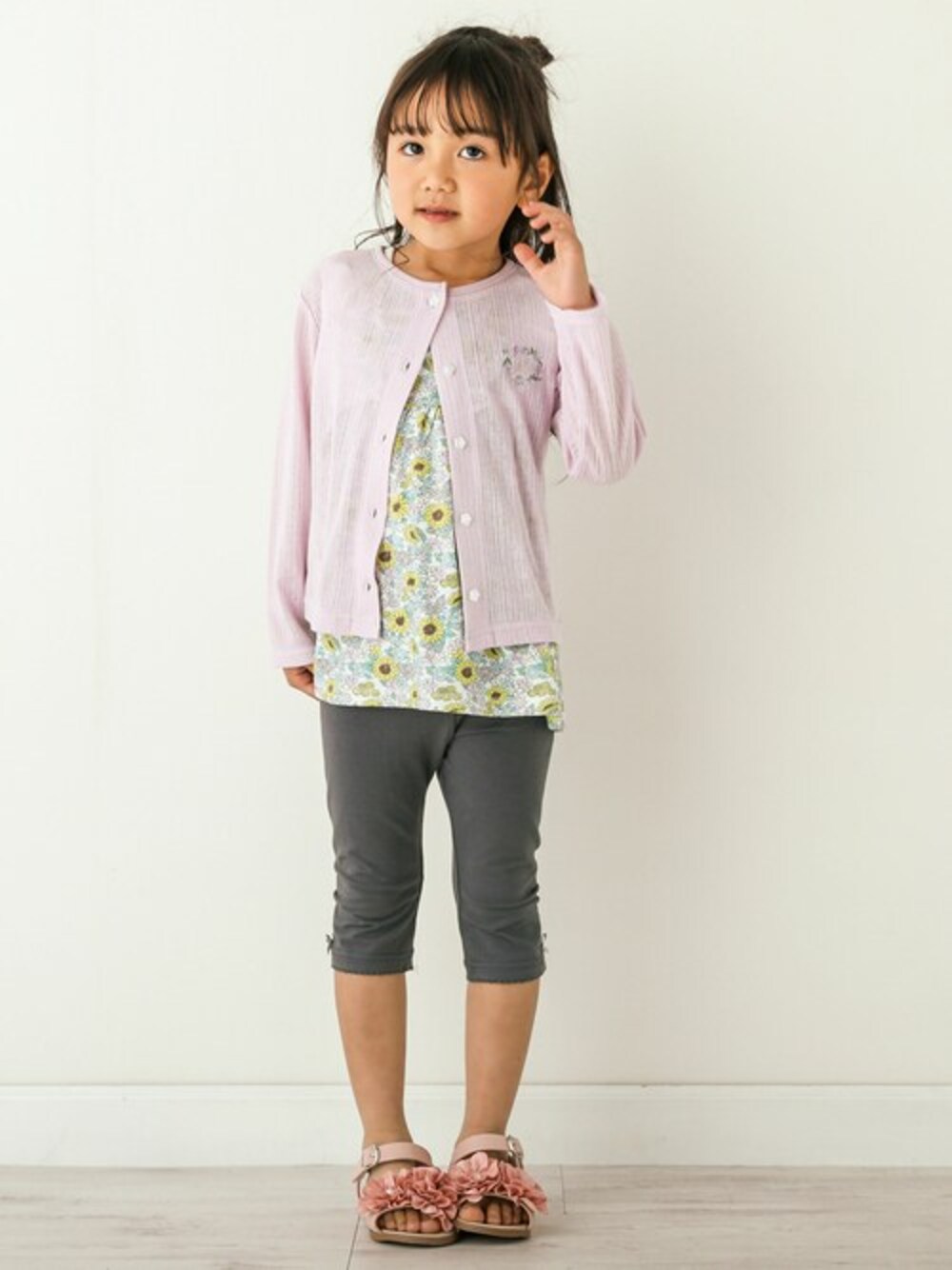 パープル系のカーディガン/ボレロ、ブルー系のその他トップス、ピンク系のサンダルを着用したキッズの春コーディネートの1枚目の写真