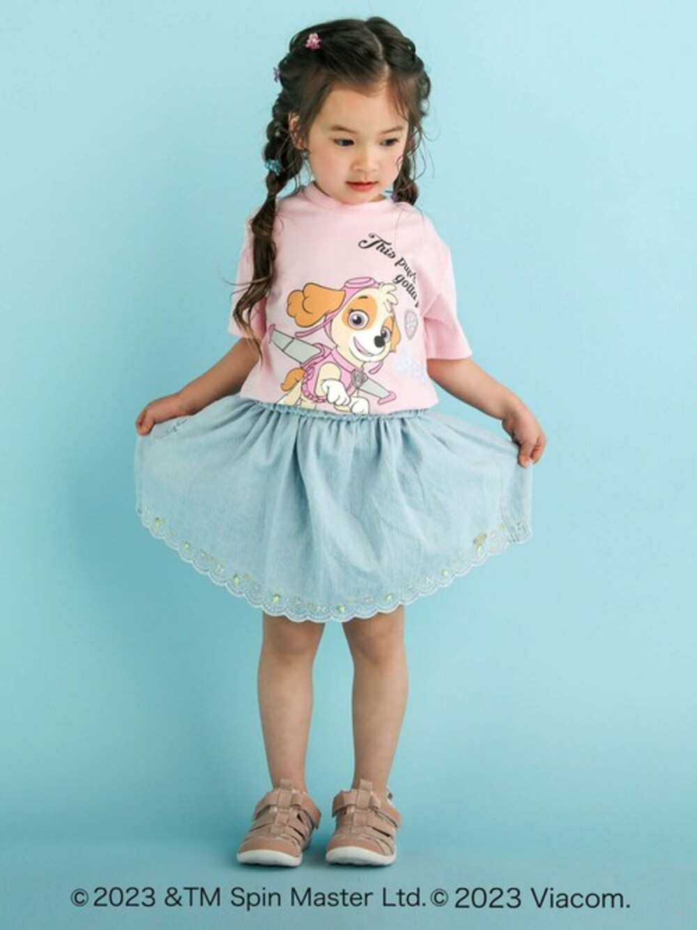 ピンク系のTシャツ/カットソー、ブルー系のスカートを着用したキッズの春コーディネートの1枚目の写真