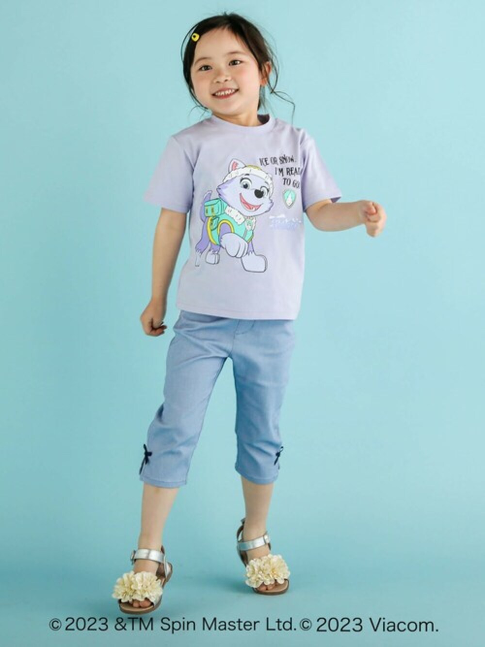 パープル系のTシャツ/カットソー、ブルー系のその他パンツを着用したキッズの春コーディネートの1枚目の写真