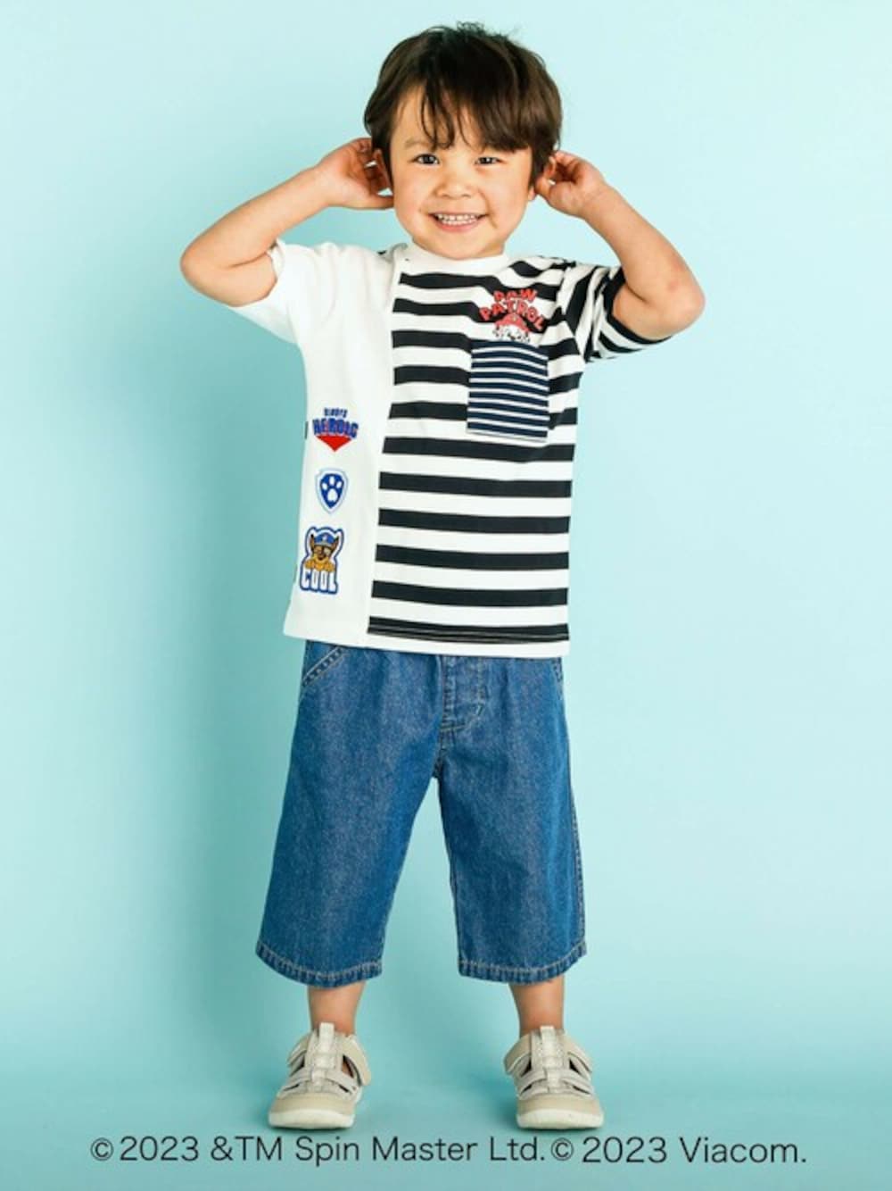 ブラック系のTシャツ/カットソー、その他のデニムパンツを着用したレディースの春コーディネートの1枚目の写真