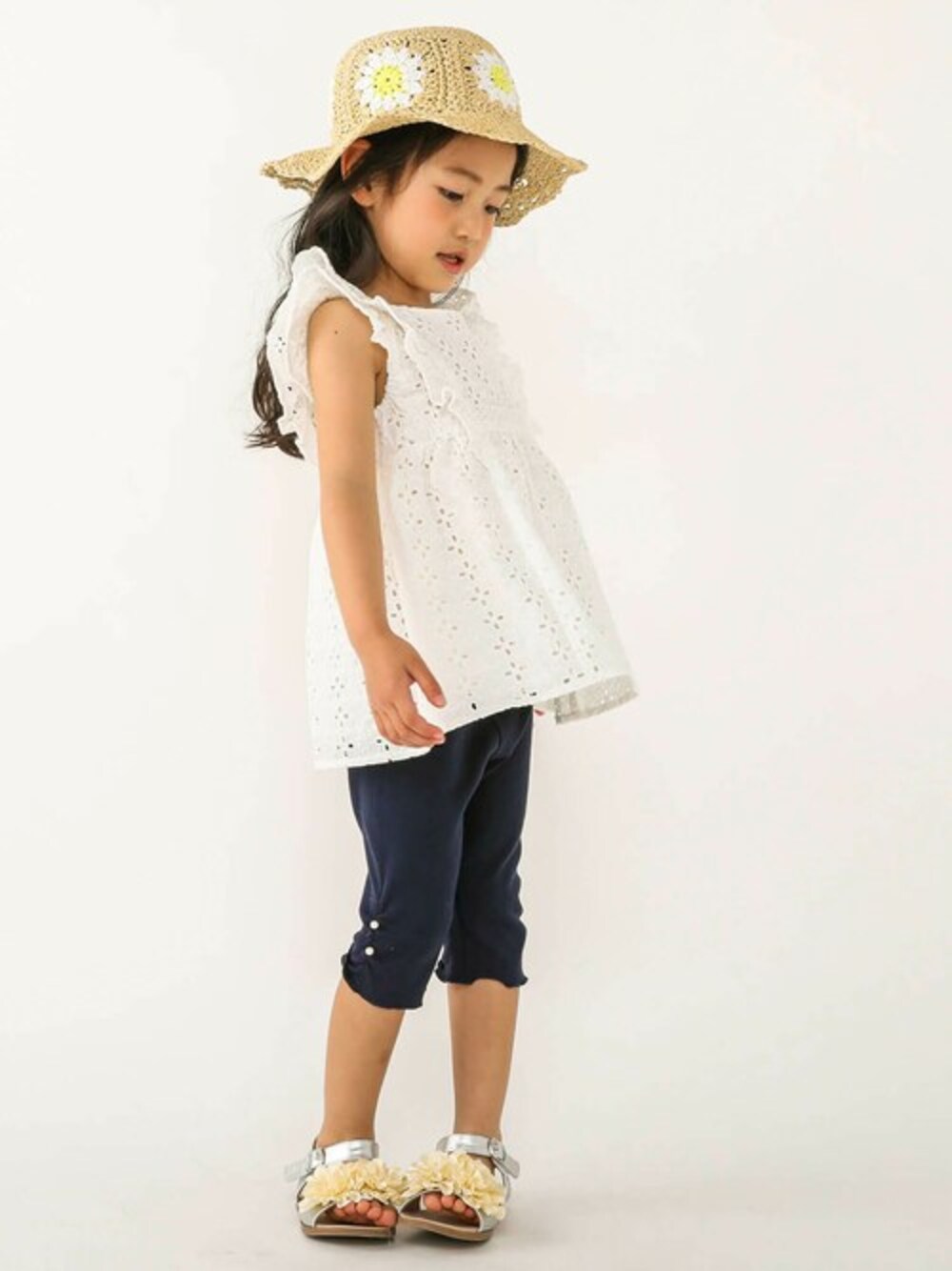 ホワイト系のTシャツ/カットソー、グレー系のサンダル、ホワイト系のハットを着用したキッズの春コーディネートの1枚目の写真