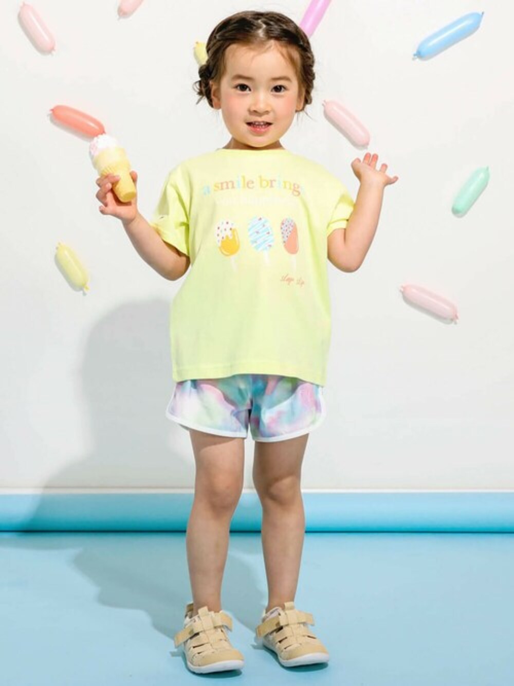 グリーン系のTシャツ/カットソー、ブルー系のその他パンツを着用したキッズの春コーディネートの1枚目の写真