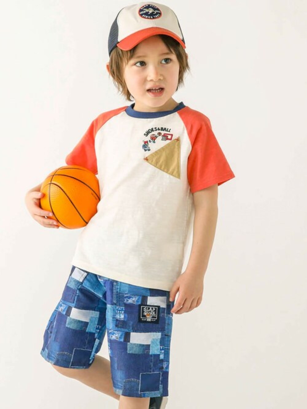 オレンジ系のTシャツ/カットソー、その他のその他パンツ、オレンジ系のキャップを着用したキッズの春コーディネートの1枚目の写真