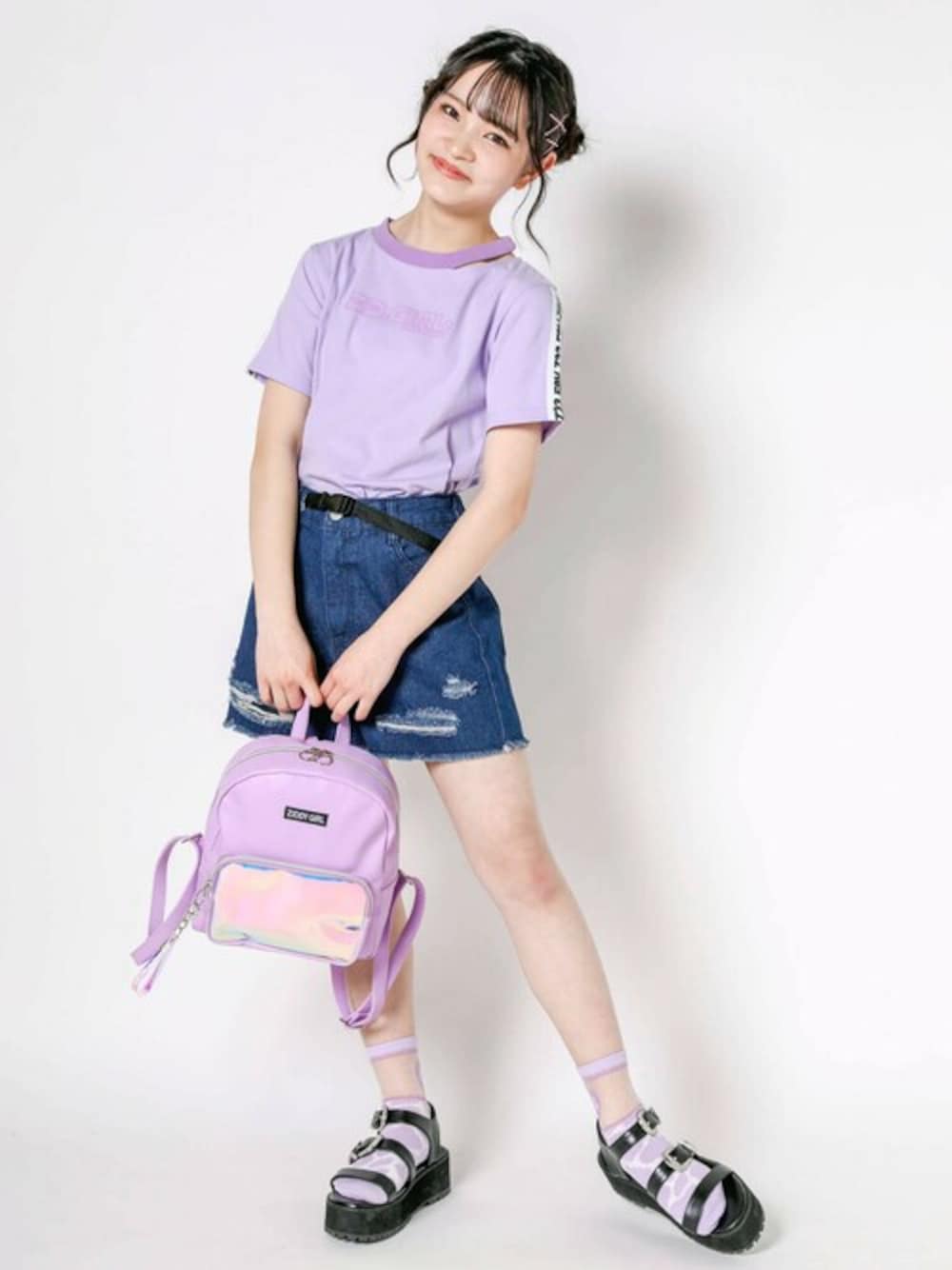 「デニム、カジュアル、ショートパンツ、Tシャツ、ストリート、通学コーデ、韓国ファッション、ZIDDY、お洒落さんと繋がりたい、y2k」｜「ZIDDYのネックカット推しカラーTシャツ(130~160cm)（Tシャツ/カットソー、パープル系）」を使った、BEBE ONLINE STOREさん（キッズ・154cm）の春コーディネートの1枚目の写真