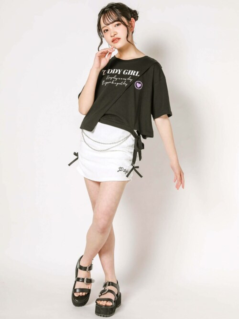 「Tシャツ、ストリート、カジュアルコーデ、スカパン、通学コーデ、韓国ファッション、ZIDDY、お洒落さんと繋がりたい、y2k、海外ガール」｜「ZIDDYの切り替えロゴTシャツ(130~160cm)（Tシャツ/カットソー、ブラック系）」を使った、BEBE ONLINE STOREさん（レディース・154cm）の春コーディネートの1枚目の写真