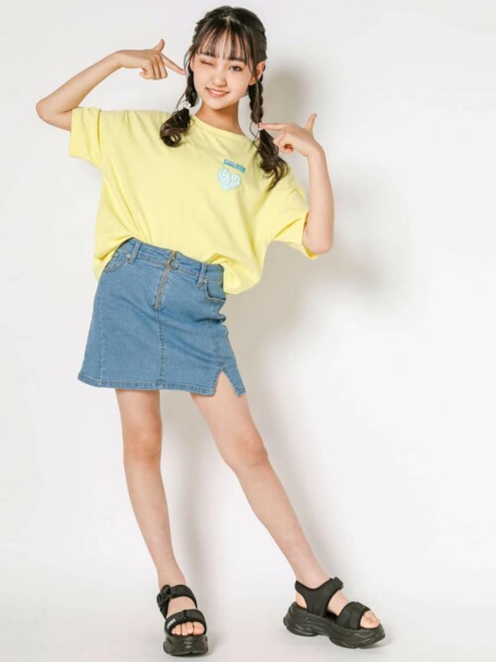 「トレンド、カジュアル、Tシャツ、ストリート、ハート、通学コーデ、韓国ファッション、ZIDDY、お洒落さんと繋がりたい、y2k」｜「ZIDDYの【接触冷感】ハートロゴハッポウプリントTシャツ（Tシャツ/カットソー、イエロー系）」を使った、BEBE ONLINE STOREさん（キッズ・155cm）の春コーディネートの1枚目の写真