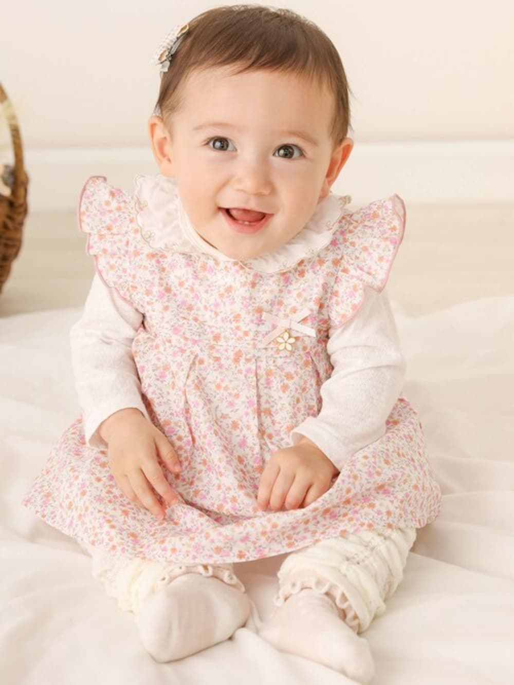 ピンク系のその他ベビー用品、ホワイト系のその他ベビーウェア、ホワイト系のロンパースを着用したキッズの夏コーディネートの1枚目の写真