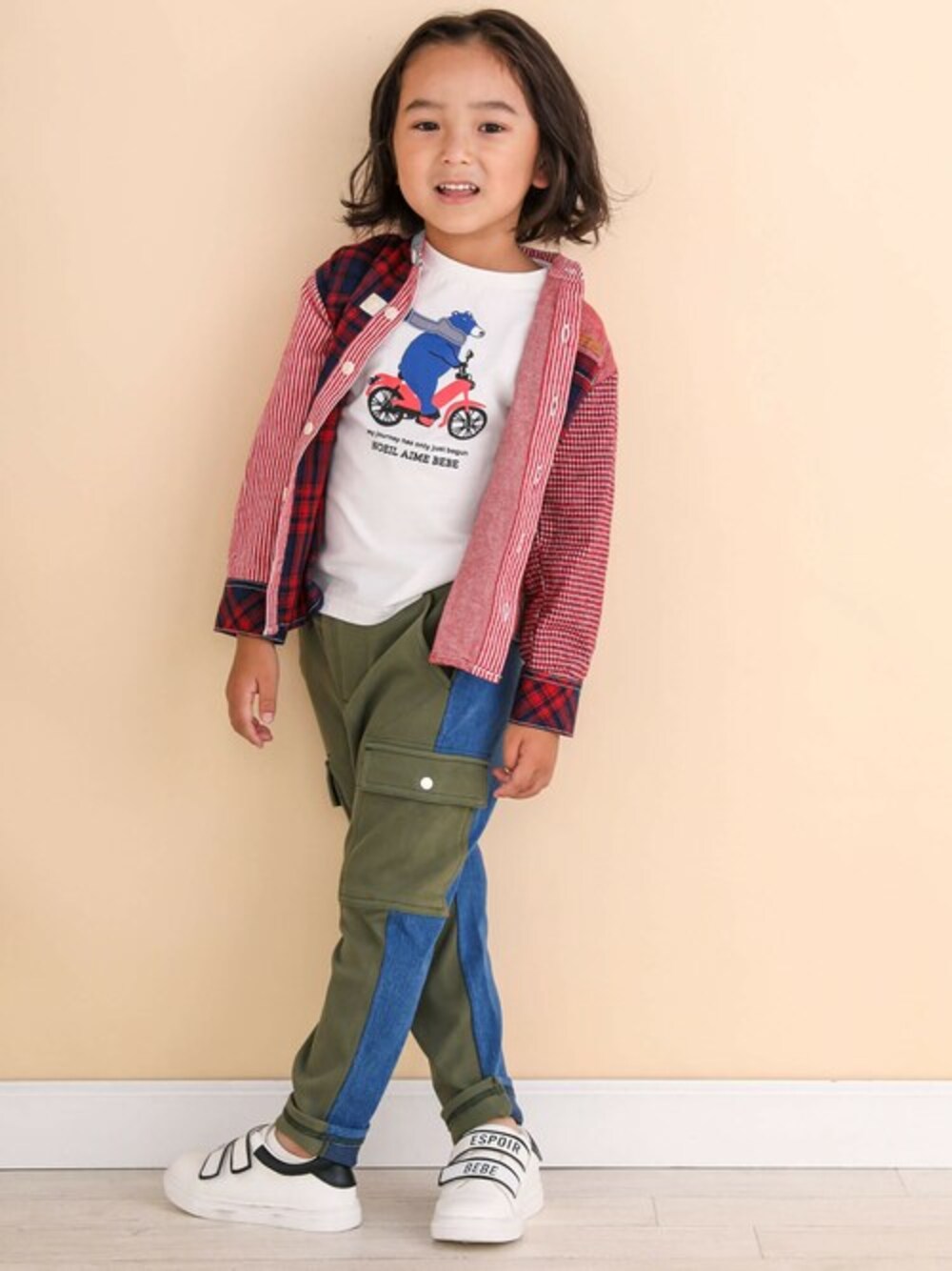 ホワイト系のTシャツ/カットソー、レッド系のシャツ/ブラウス、グリーン系のカーゴパンツを着用したキッズの夏コーディネートの1枚目の写真