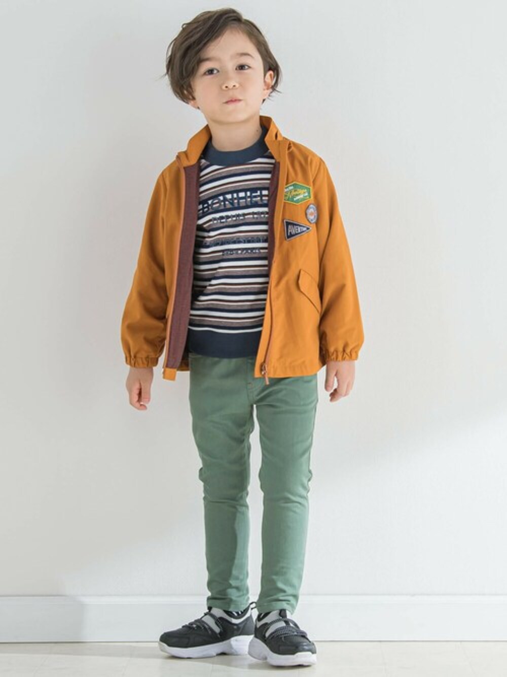 ブルー系のTシャツ/カットソー、オレンジ系のブルゾン、グリーン系のデニムパンツを着用したキッズの夏コーディネートの1枚目の写真