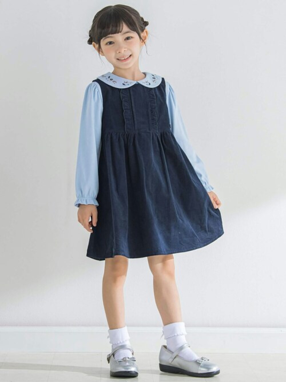 「ブラウス、ワンピース、ジャンパースカート、お出かけコーデ、BeBe、七五三、女の子、秋コーデ、べべ」｜「BeBeの【お揃い】シャツコールジャンパースカート(90~150cm)（ジャンパースカート、ブルー系）」を使った、BEBE ONLINE STOREさん（キッズ・107cm）の夏コーディネートの1枚目の写真