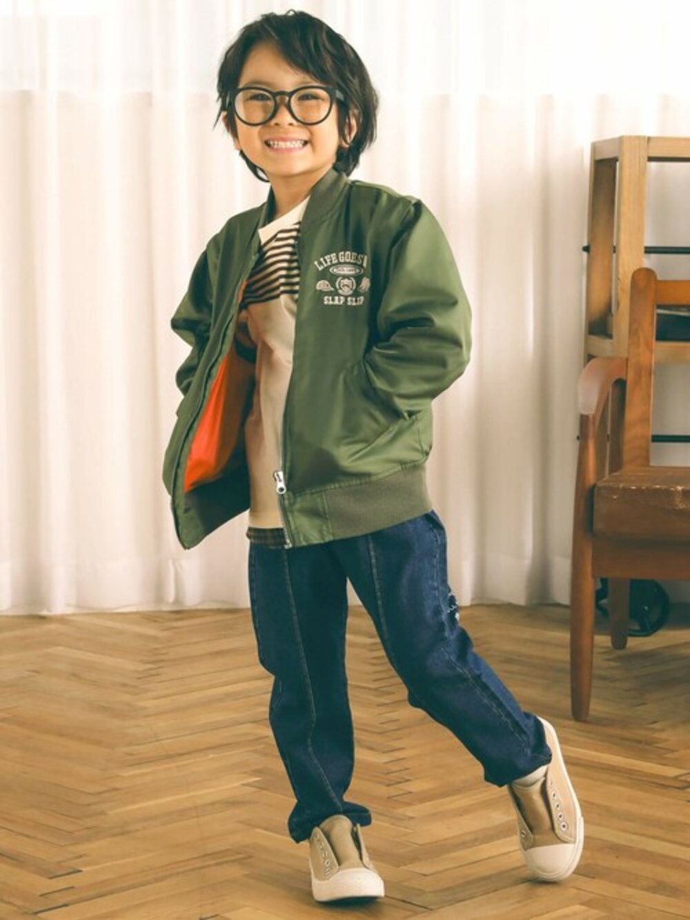 「カジュアル、キッズコーデ、男の子、キッズ、カジュアルコーデ、男の子コーデ、秋冬コーデ、キッズファッション、SLAPSLIP、スラップスリップ」｜「SLAP SLIPの刺しゅう付2WAYタフタMA-1ジャケット(90~130cm)（MA-1、グリーン系）」を使った、BEBE ONLINE STOREさん（キッズ・106cm）の夏コーディネートの1枚目の写真