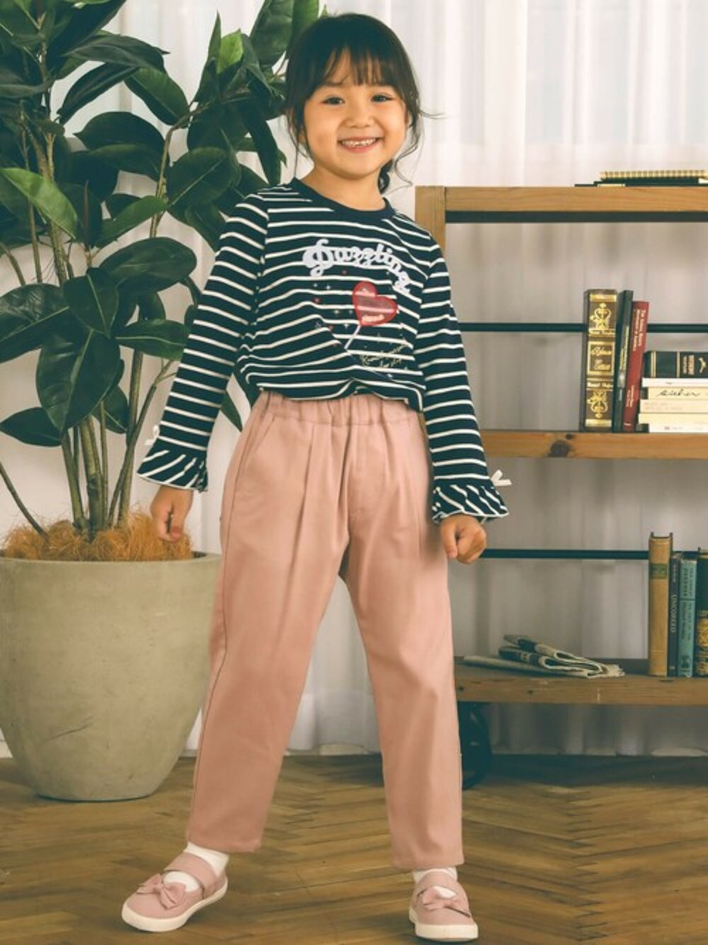 ブルー系のTシャツ/カットソー、ピンク系のその他パンツ、ピンク系のその他シューズを着用したキッズの夏コーディネートの1枚目の写真
