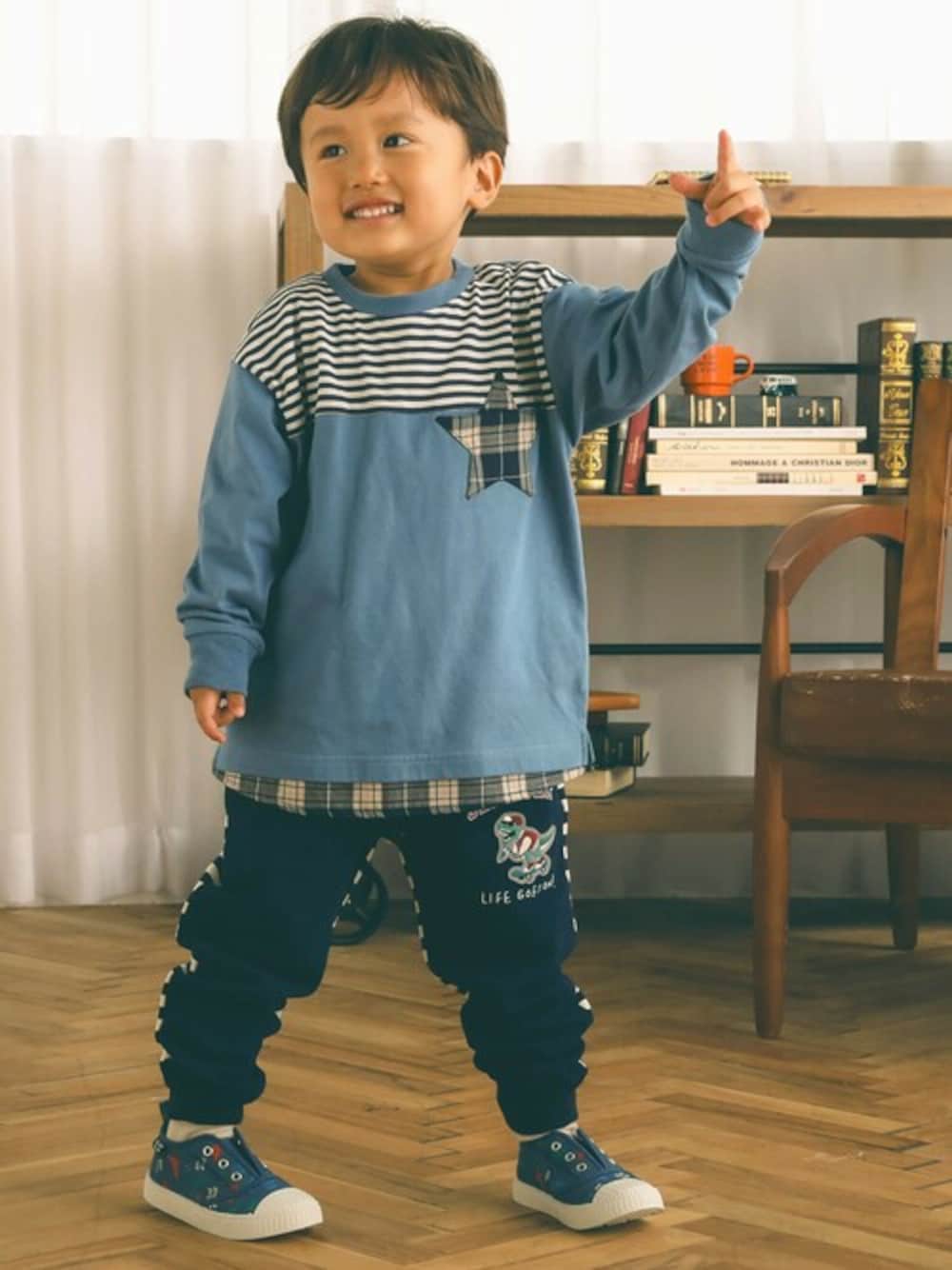 ブルー系のTシャツ/カットソー、その他のスウェットパンツを着用したキッズの夏コーディネートの1枚目の写真