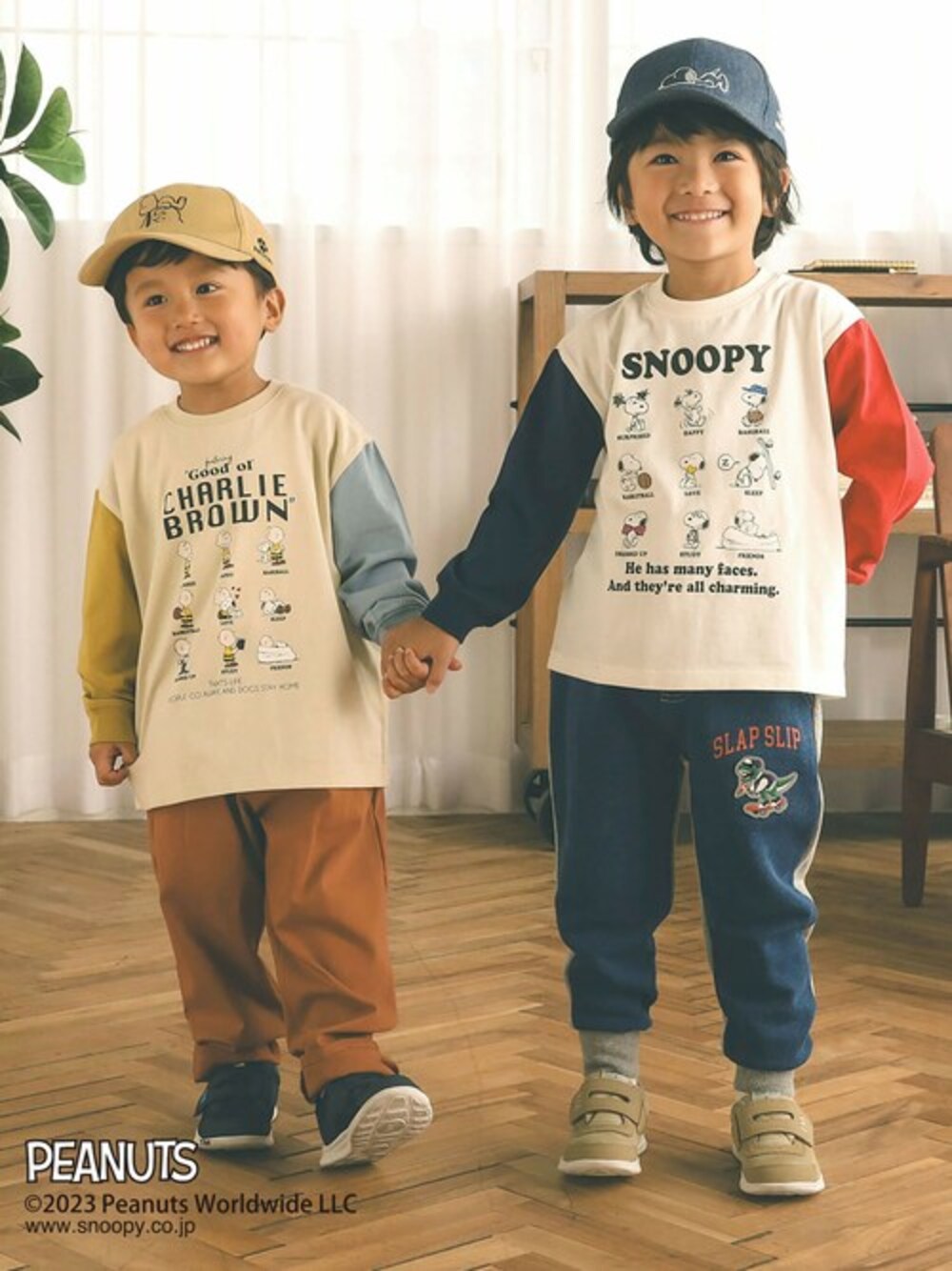 ベージュ系のTシャツ/カットソー、オレンジ系のその他パンツ、ホワイト系のTシャツ/カットソーを着用したキッズの夏コーディネートの1枚目の写真