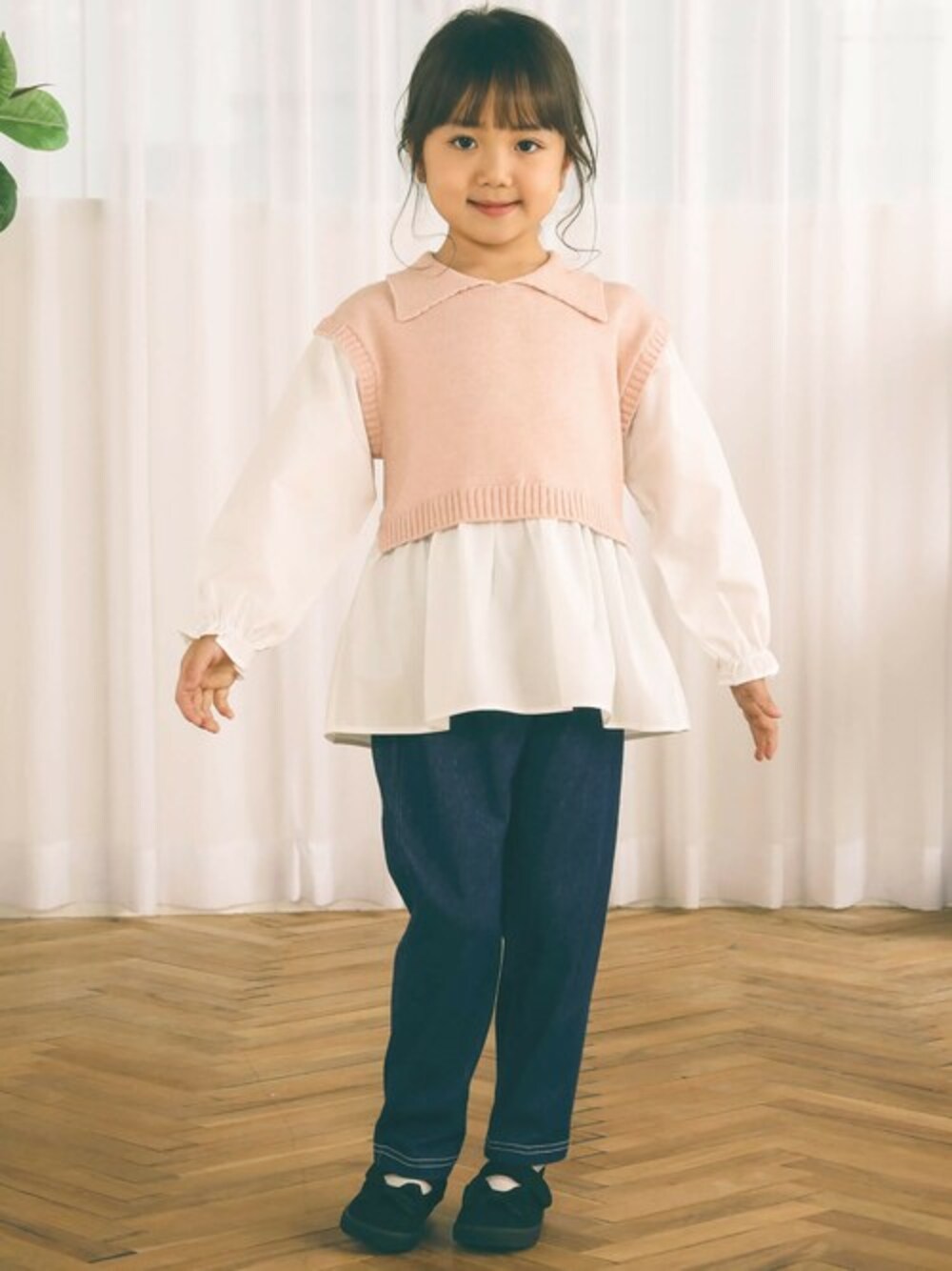 「カジュアル、キッズコーデ、キッズ、女の子、カジュアルコーデ、女の子コーデ、秋冬コーデ、キッズファッション、SLAPSLIP、スラップスリップ」｜「SLAP SLIPのニットベストレイヤード長袖Tシャツ(80~130cm)（その他トップス、ピンク系）」を使った、BEBE ONLINE STOREさん（キッズ・110cm）の夏コーディネートの1枚目の写真