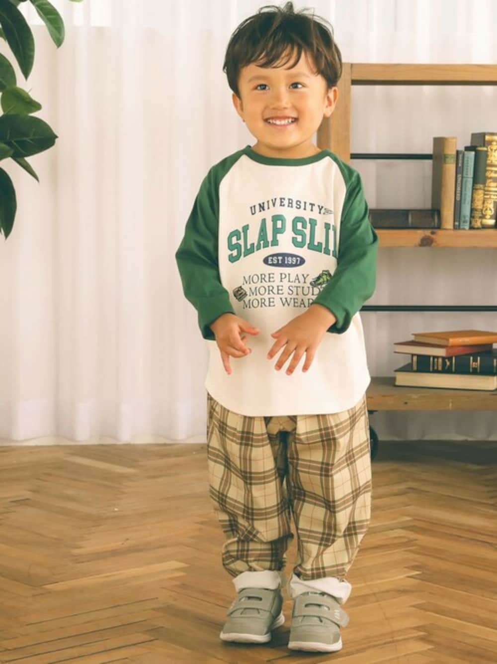 「カジュアル、キッズコーデ、男の子、キッズ、カジュアルコーデ、男の子コーデ、秋冬コーデ、キッズファッション、SLAPSLIP、スラップスリップ」｜「SLAP SLIPのフロッキープリントカレッジロゴラグラン長袖Tシャツ(80~130cm)（Tシャツ/カットソー、グリーン系）」を使った、BEBE ONLINE STOREさん（キッズ・95cm）の夏コーディネートの1枚目の写真