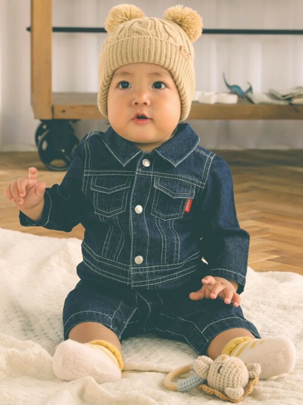 ベージュ系のその他ベビーウェア、その他のその他ベビーウェア、イエロー系のベビーシューズ/ベビーソックスを着用したキッズの夏コーディネートの1枚目の写真