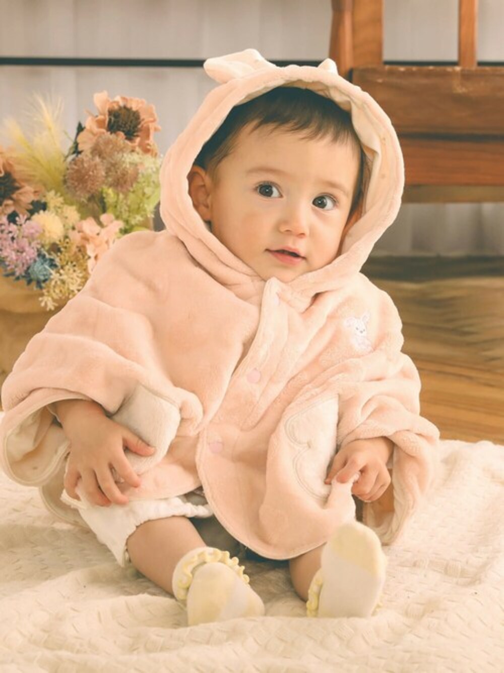 ピンク系のその他ベビーウェア、ホワイト系のロンパース、ホワイト系のベビーシューズ/ベビーソックスを着用したキッズの夏コーディネートの1枚目の写真