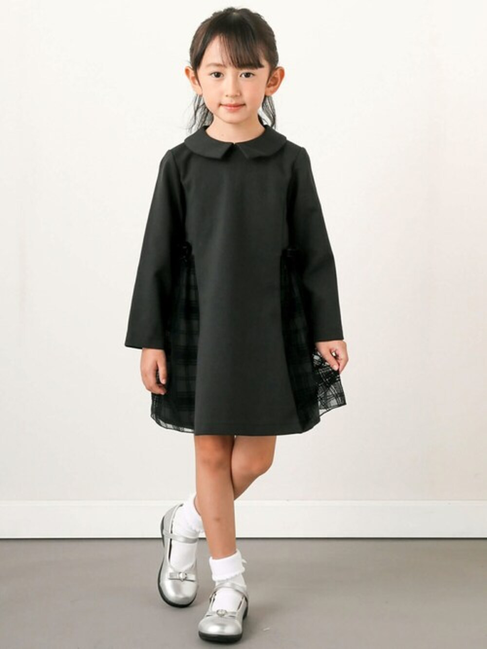 「チェック、ワンピース、モノトーン、BeBe、七五三、オケージョン、卒業式、入学式、女の子、べべ」｜「BeBeのポンチサイド切替ワンピース(100～150cm)（ワンピース、ブラック系）」を使った、BEBE ONLINE STOREさん（キッズ・110cm）の秋コーディネートの1枚目の写真