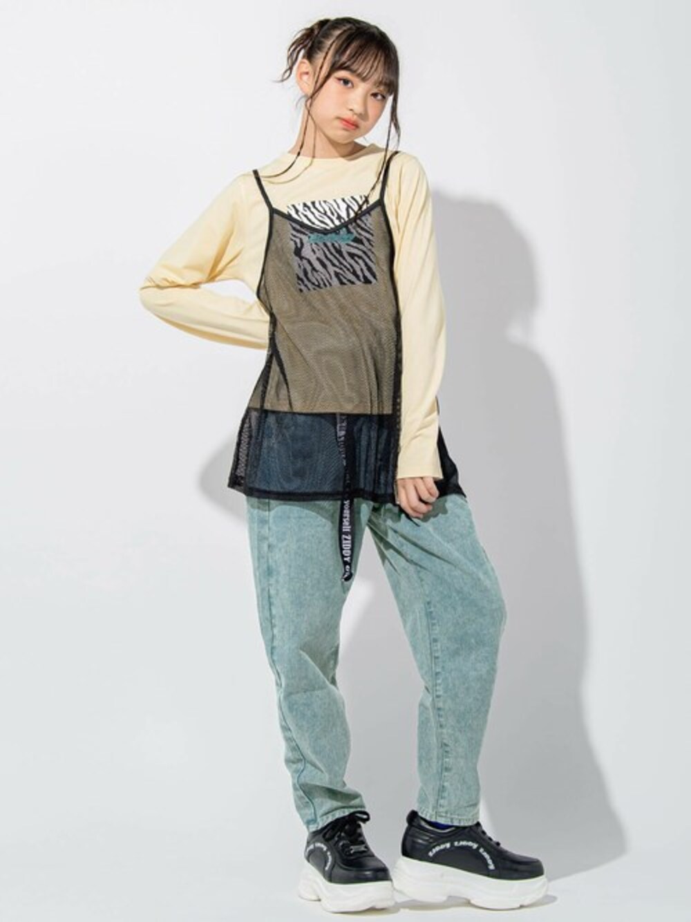 「カジュアル、Tシャツ、ストリート、キャミソール、メッシュ、通学コーデ、韓国ファッション、ZIDDY、お洒落さんと繋がりたい、y2k」｜「ZIDDYのメッシュキャミソール＆Tシャツセット(130~160cm)（Tシャツ/カットソー、ブラック系）」を使った、BEBE ONLINE STOREさん（キッズ・152cm）の秋コーディネートの1枚目の写真