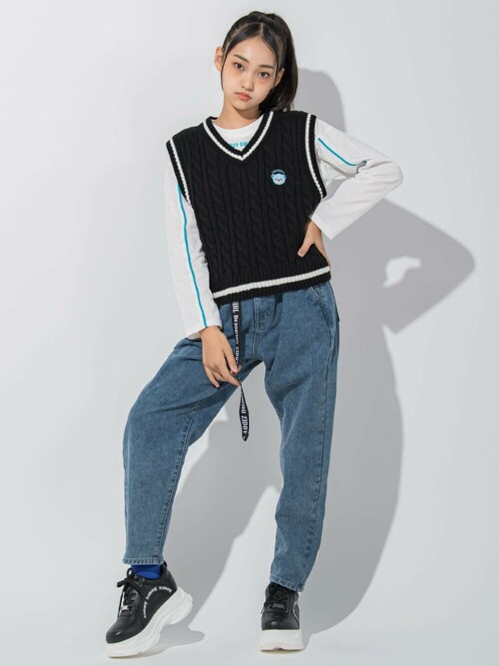 「デニム、カジュアル、Tシャツ、ストリート、ベスト、通学コーデ、韓国ファッション、ZIDDY、お洒落さんと繋がりたい、y2k」｜「ZIDDYの【 ニコ☆プチ 掲載 】クマ刺繍ベスト＆ロゴTシャツセット(130~160cm)（Tシャツ/カットソー、ブラック系）」を使った、BEBE ONLINE STOREさん（キッズ・158cm）の秋コーディネートの1枚目の写真