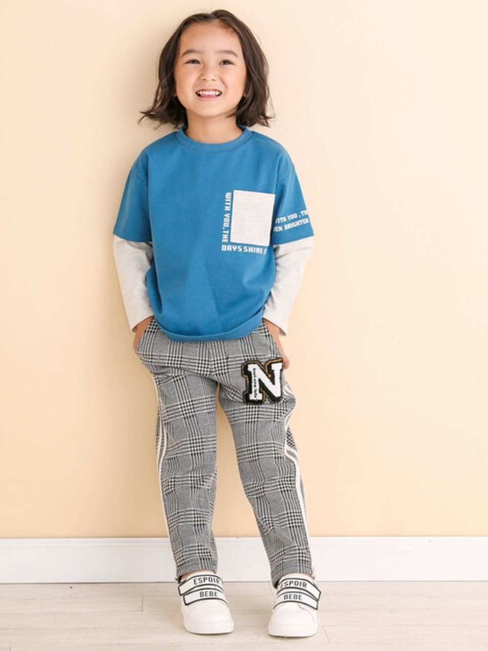 ブルー系のTシャツ/カットソー、ブラック系のその他パンツを着用したキッズの秋コーディネートの1枚目の写真