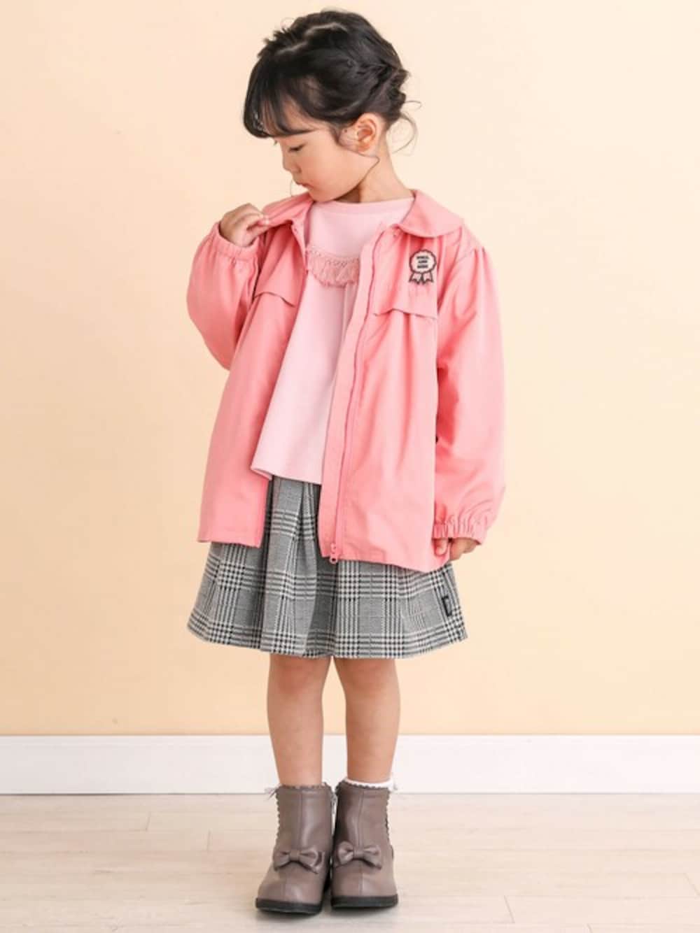 「ジャケット、カジュアル、トレーナー、3way、キュロット、女の子、通学コーデ、お洒落さんとつながりたい、ボックスプリーツ、Noeil aime BeBe」｜「Noeil aime BeBeのダブルフェイスヨークフリンジトレーナー(80~130cm)（スウェット、ブルー系）」を使った、BEBE ONLINE STOREさん（キッズ・110cm）の秋コーディネートの1枚目の写真