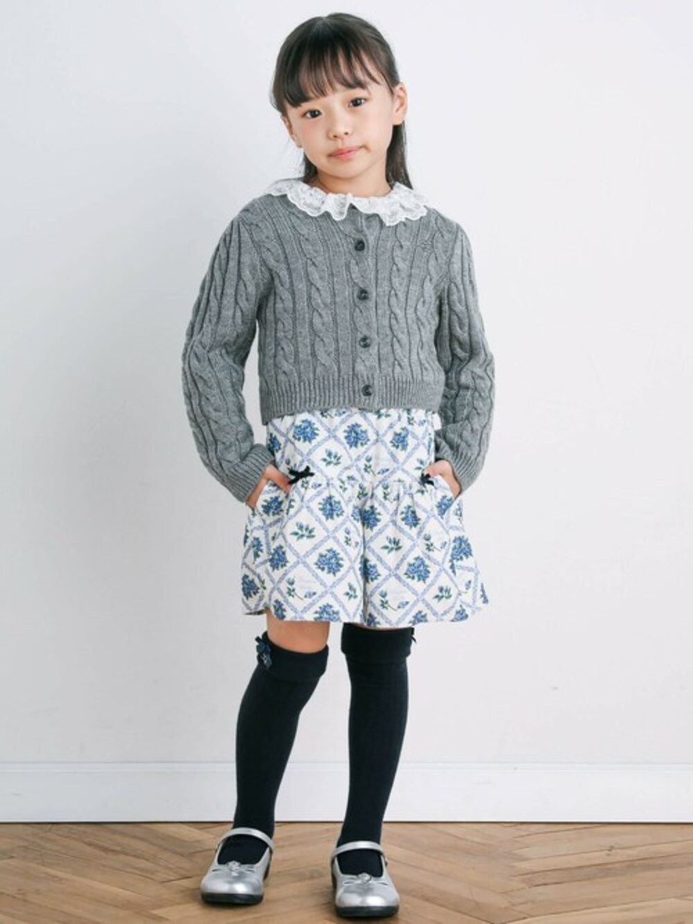「花柄、ニットカーディガン、ケーブルニット、BeBe、キュロットパンツ、女の子、クロップド丈、オリジナルプリント、レース襟、パティスリー」｜「BeBeのケーブルニットカーディガン(90~150cm)（カーディガン/ボレロ、グレー系）」を使った、BEBE ONLINE STOREさん（キッズ・110cm）の秋コーディネートの1枚目の写真