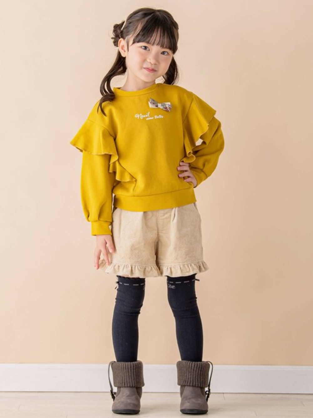 「トレーナー、フリル、ガーリー、フェミニン、パンツスタイル、キュロット、女の子、通学コーデ、お洒落さんとつながりたい、Noeil aime BeBe」｜「Noeil aime BeBeのショルダーフリルリボントレーナー(80~130cm)（スウェット、イエロー系）」を使った、BEBE ONLINE STOREさん（キッズ・113cm）の秋コーディネートの1枚目の写真