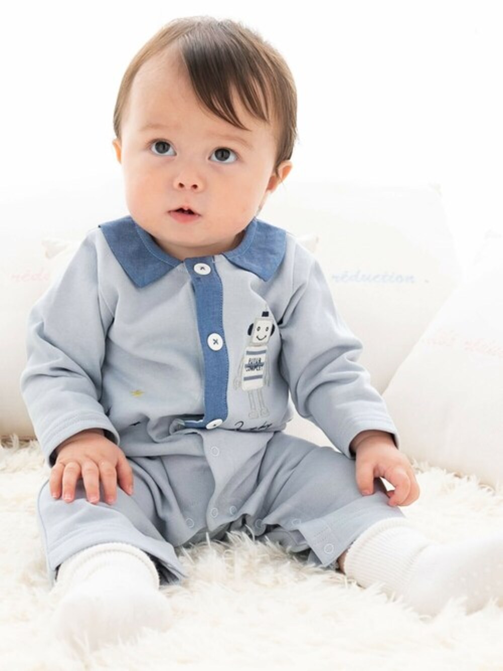 ブルー系のつなぎ/オールインワンを着用したキッズの秋コーディネートの1枚目の写真