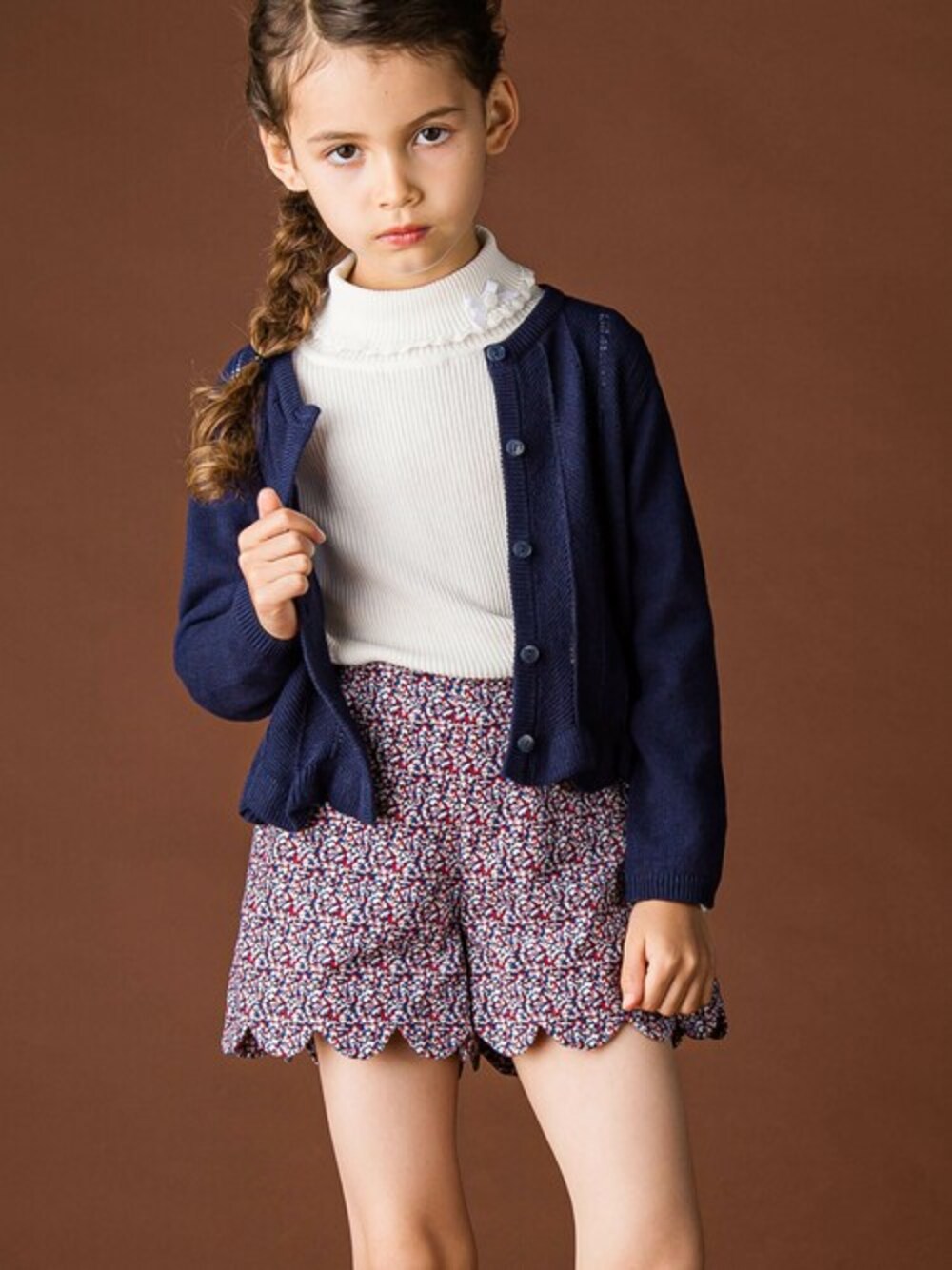 「ショートパンツ、総柄、リバティプリント、女の子、スカラップ、リバティ、女の子コーデ、リンクコーデ、Tartine et Chocolat、タルティーヌ エ ショコラ」｜「Tartine et Chocolatの【日本製】【お揃い】リバティ(Pepper)シャツコールショートパンツ(90~140cm)（その他パンツ、ブルー系）」を使った、BEBE ONLINE STOREさん（キッズ・117cm）の秋コーディネートの1枚目の写真