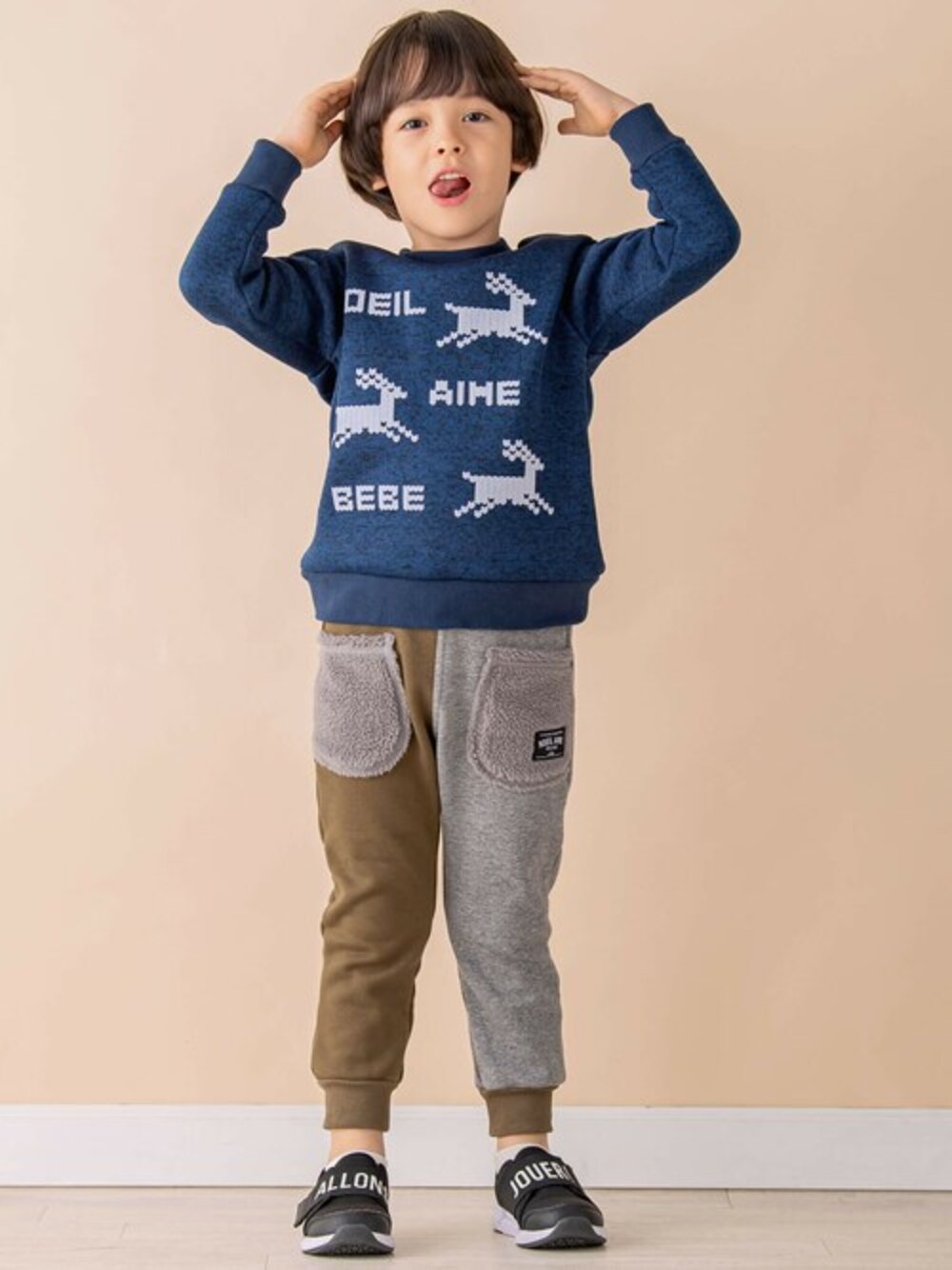 ブルー系のスウェット、ブルー系のスウェットパンツを着用したキッズの秋コーディネートの1枚目の写真