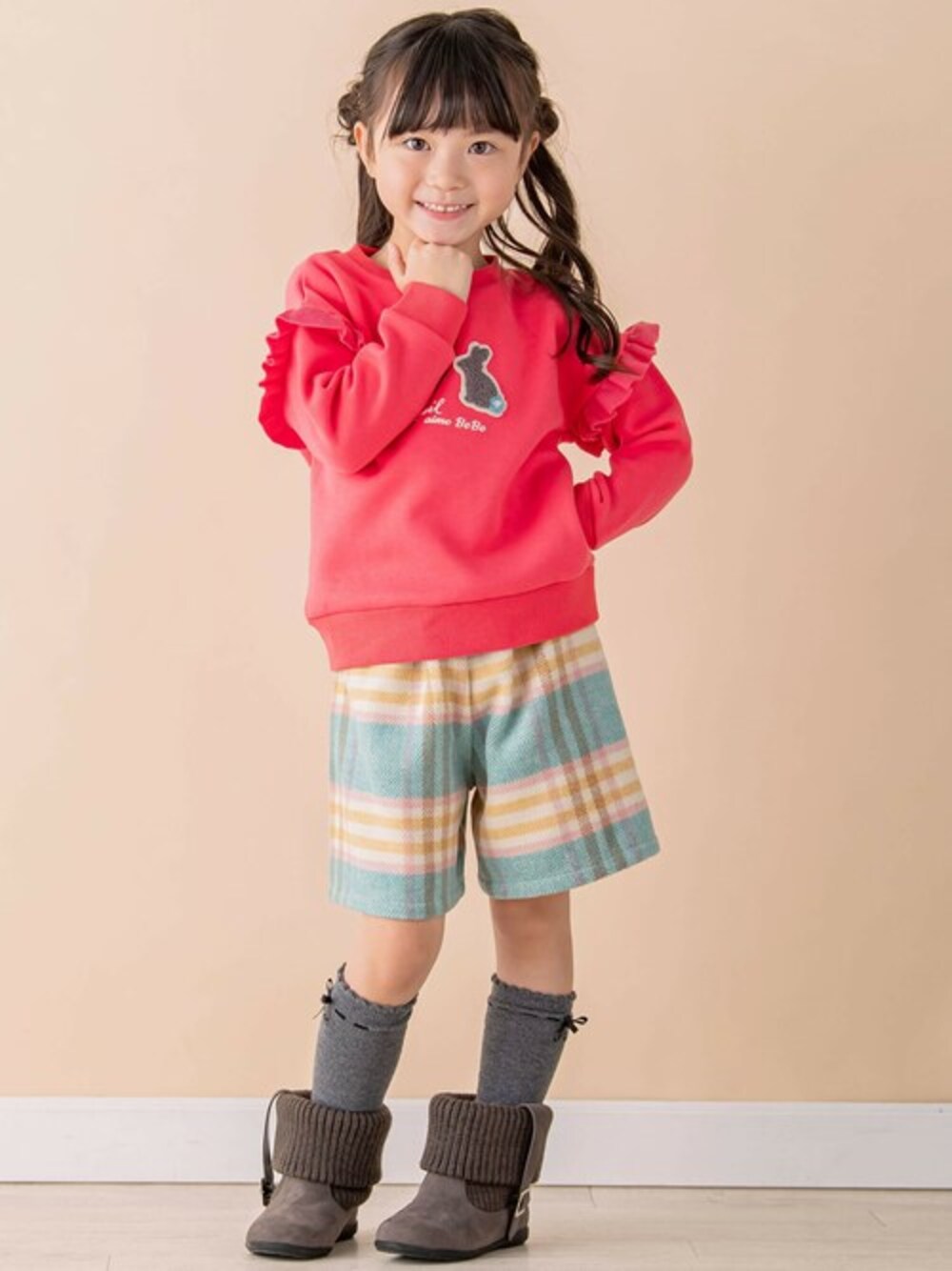 「トレーナー、フリル、キュロット、プリントT、女の子、通学コーデ、お洒落さんとつながりたい、通園コーデ、起毛素材、Noeil aime BeBe」｜「Noeil aime BeBeのクマウサギスリット入りパッチワークトレーナー(80~130cm)（スウェット、ピンク系）」を使った、BEBE ONLINE STOREさん（キッズ・113cm）の秋コーディネートの1枚目の写真