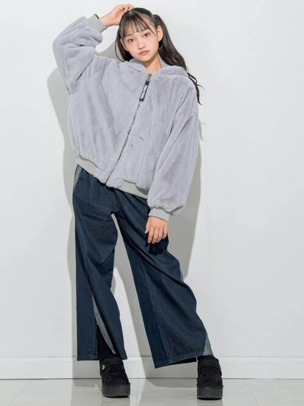 「ブルゾン、カジュアル、ストリート、リバーシブル、スポーツミックス、通学コーデ、韓国ファッション、ZIDDY、お洒落さんと繋がりたい、y2k」｜「ZIDDYのリバーシブルファーブルゾン(130~160cm)（ブルゾン、グリーン系）」を使った、BEBE ONLINE STOREさん（キッズ・159cm）の秋コーディネートの1枚目の写真