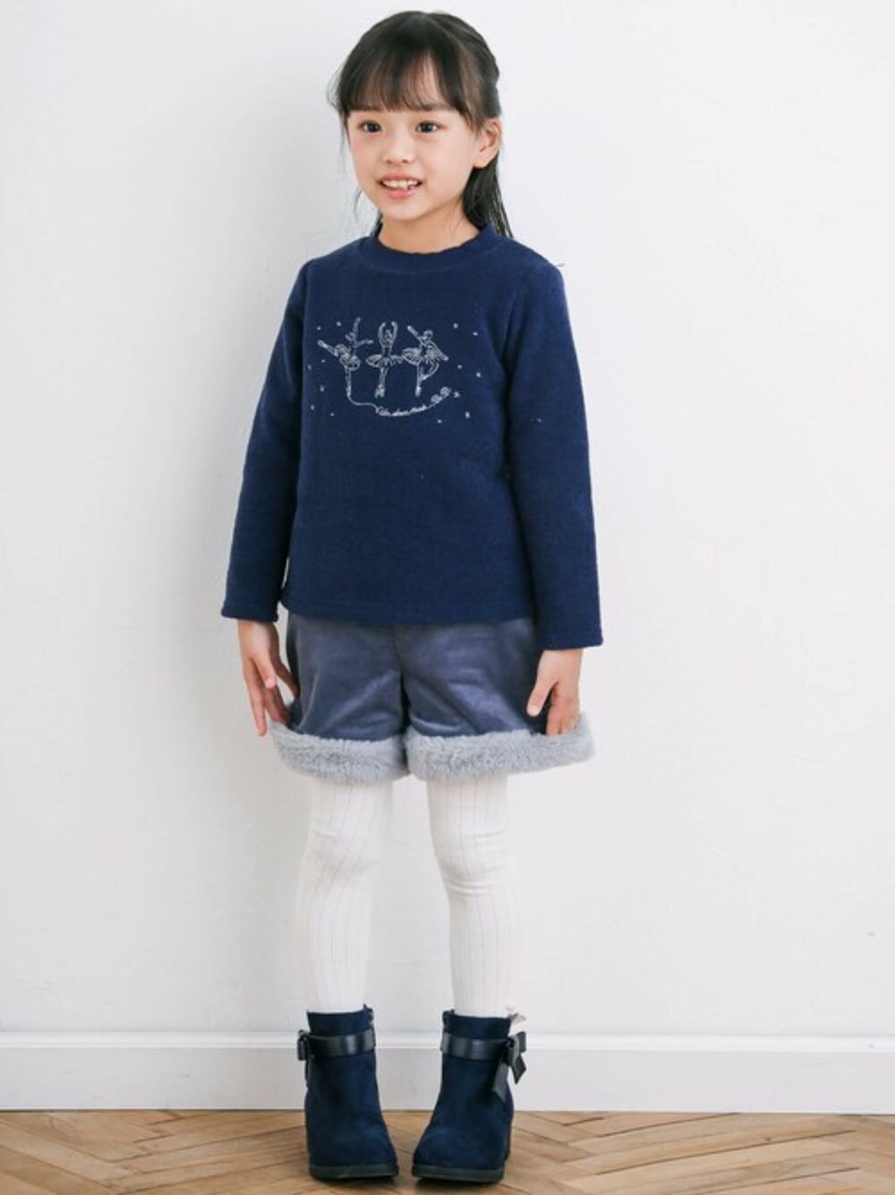 ブルー系のスウェット、パープル系のその他パンツ、ブルー系のブーティを着用したキッズの秋コーディネートの1枚目の写真