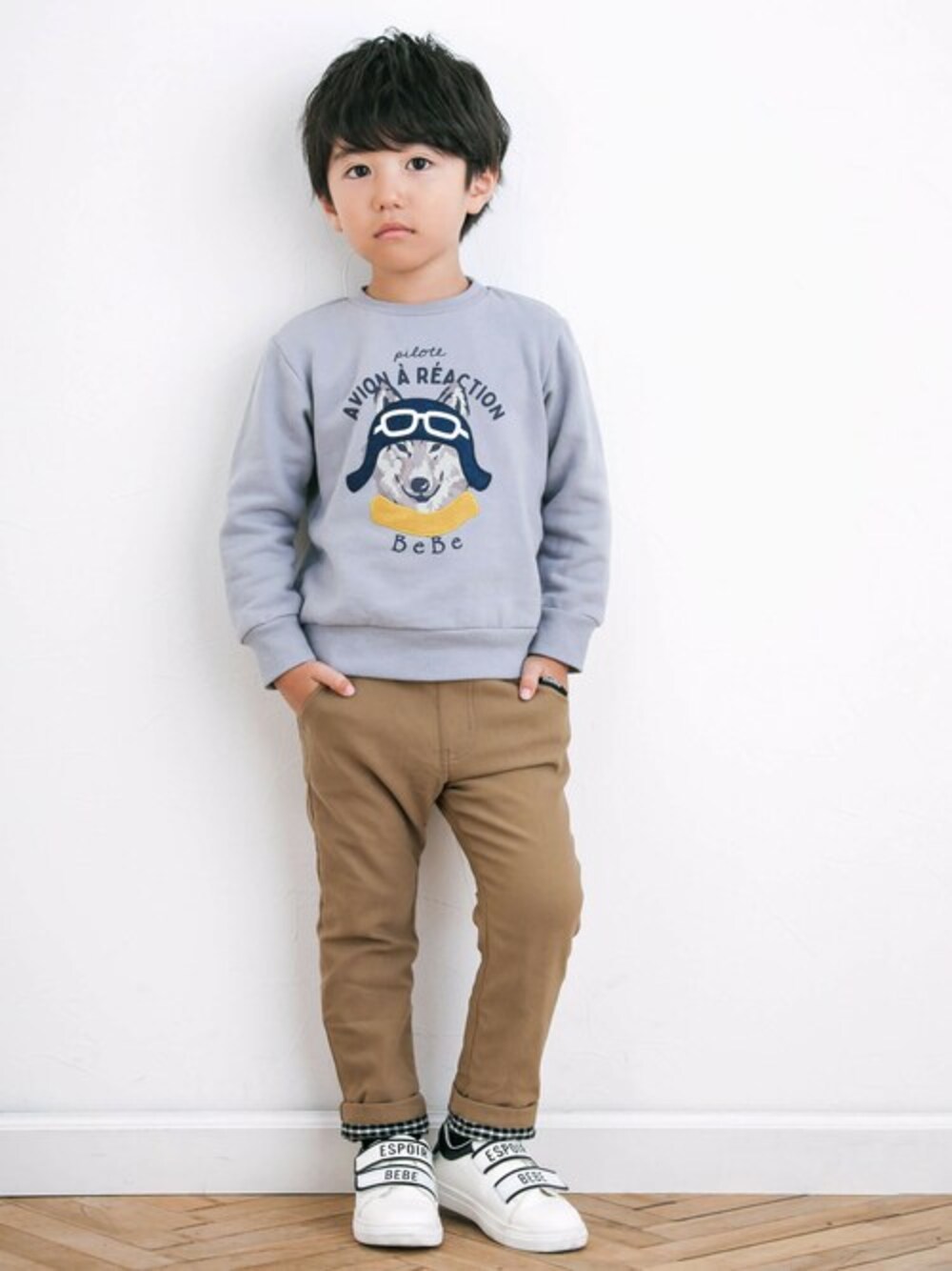 「チノパン、BeBe、ロールアップ、男の子、プリントスウェット、切替、パイロット、オオカミ、裏起毛パンツ、ウルフ」｜「BeBeのウルフパイロットプリントトレーナー(80~140cm)（スウェット、グレー系）」を使った、BEBE ONLINE STOREさん（キッズ・109cm）の秋コーディネートの1枚目の写真