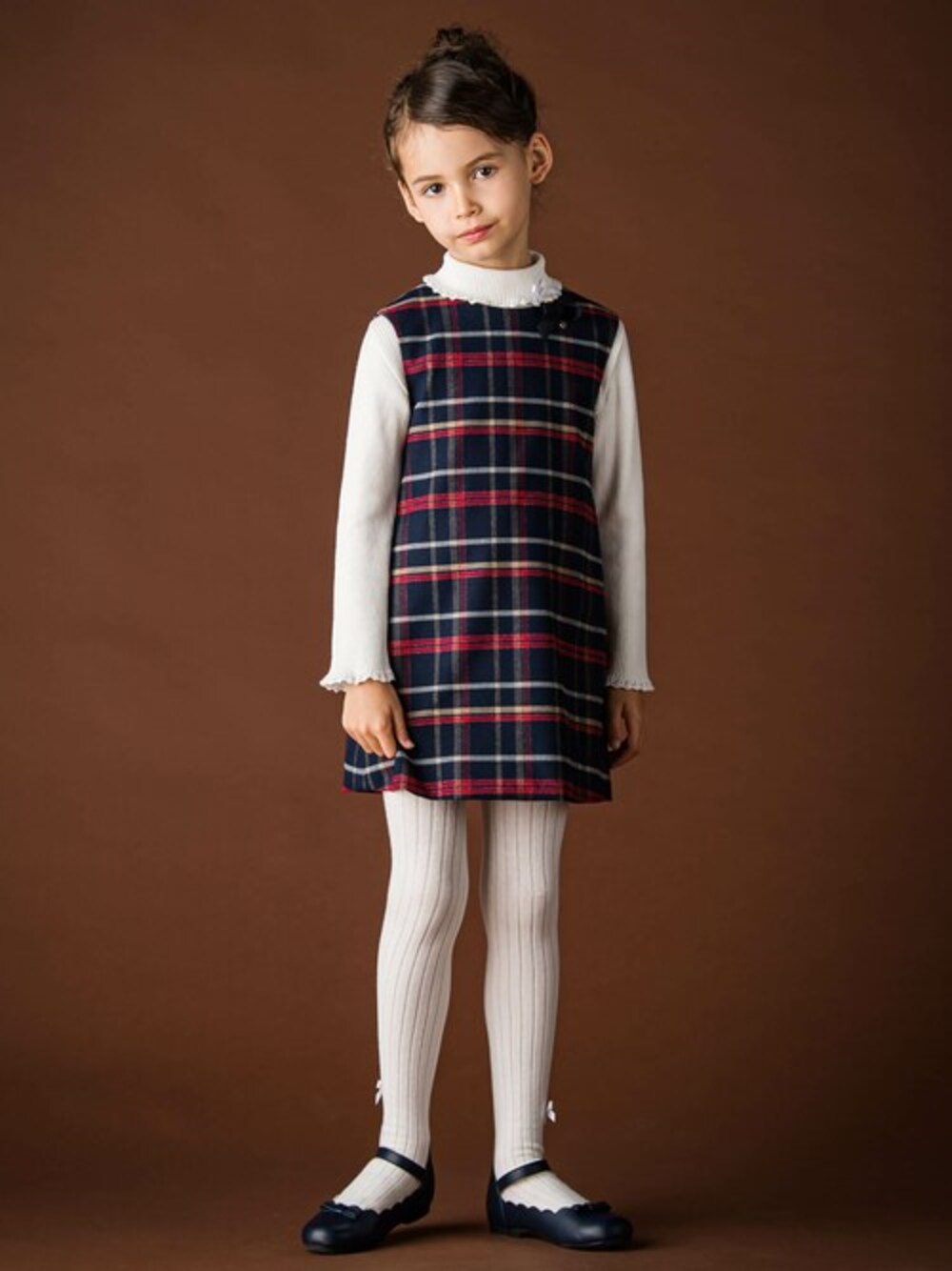 ブルー系のワンピース、ホワイト系のニット/セーターを着用したキッズの秋コーディネートの1枚目の写真