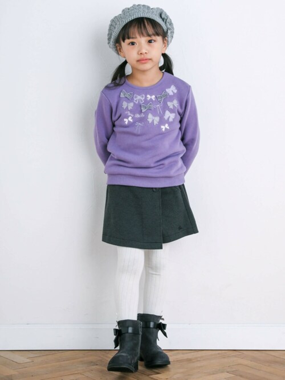 パープル系のスウェット、グレー系のその他パンツ、ブルー系のブーツを着用したキッズの秋コーディネートの1枚目の写真