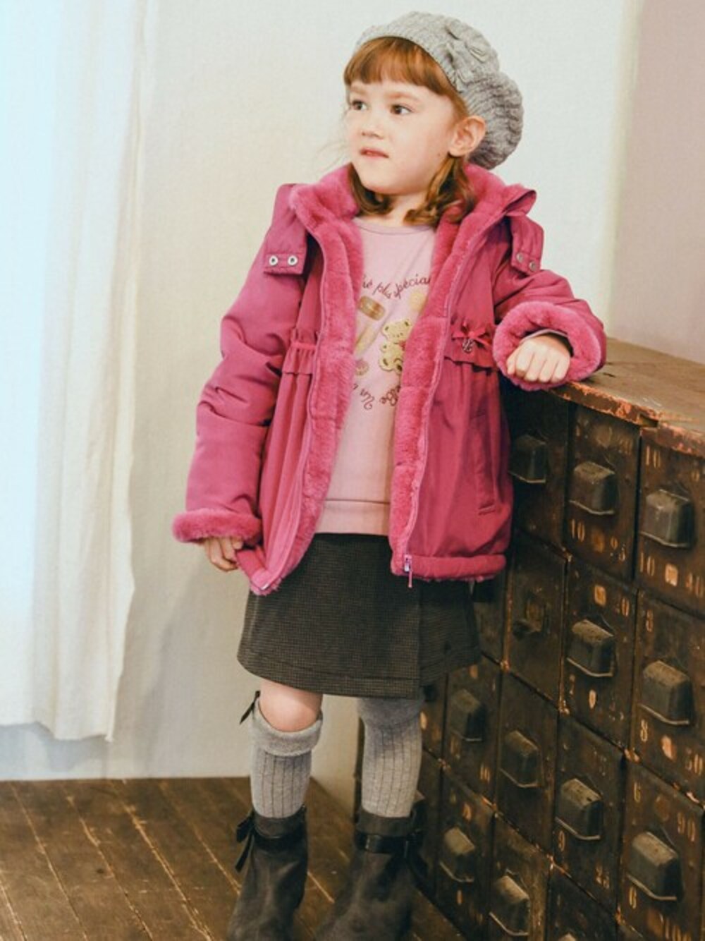 「ギフト、お出かけコーデ、プレゼント、女の子、かわいい、おでかけコーデ、おんなのこ」｜「BeBeの【撥水加工】タフタ裏ファー中綿ブルゾン(80~150cm)（ブルゾン、ピンク系）」を使った、BEBE ONLINE STOREさん（キッズ・111cm）の秋コーディネートの1枚目の写真