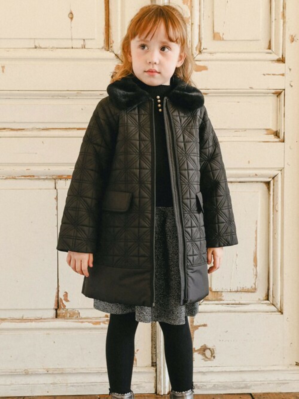 ブラック系のその他アウター、ブラック系のニット/セーター、ブラック系のスカートを着用したキッズの秋コーディネートの1枚目の写真