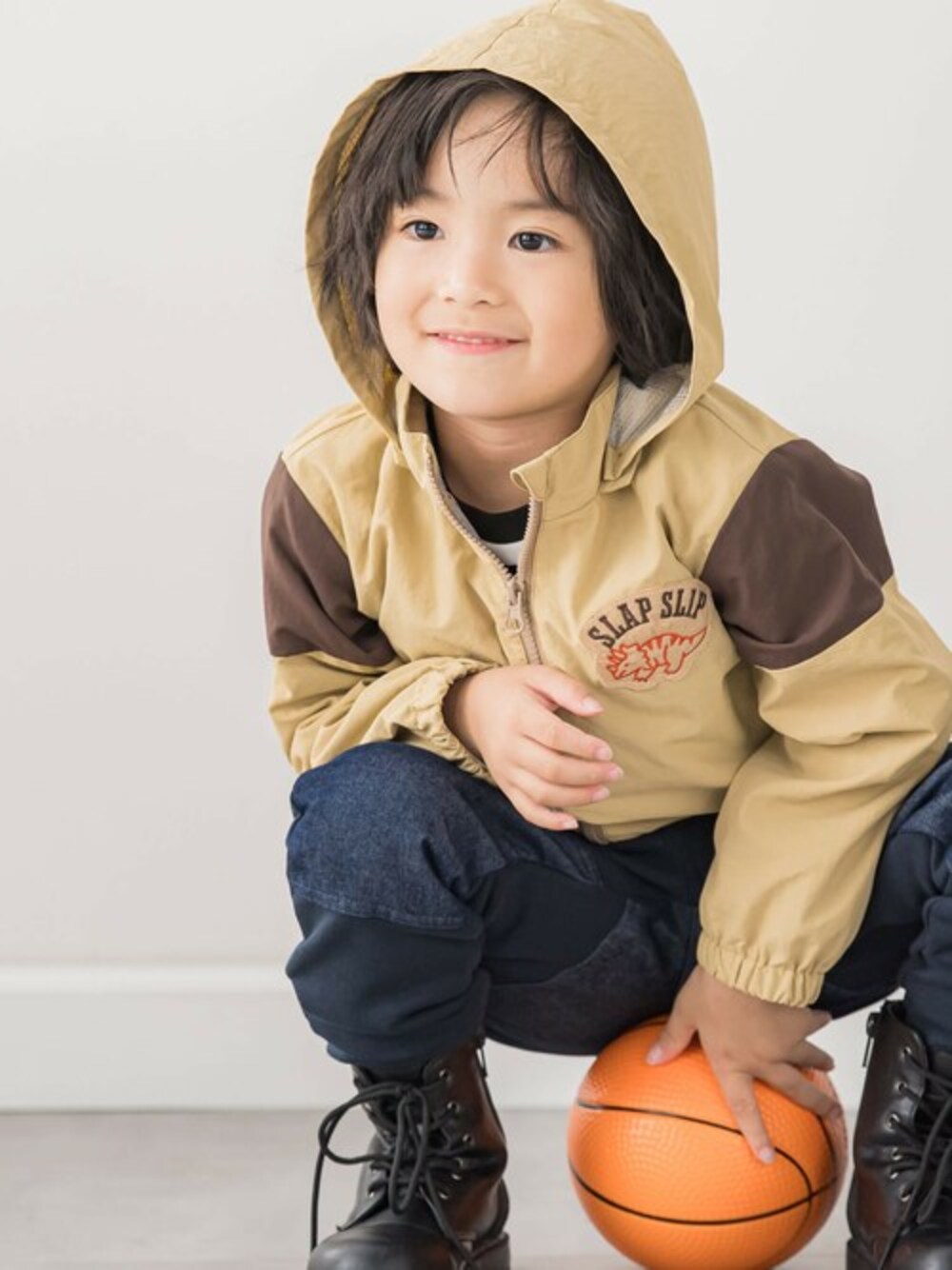 「カジュアル、お出かけコーデ、キッズコーデ、男の子、カジュアルコーデ、男の子コーデ、秋コーデ、キッズファッション、SLAPSLIP、スラップスリップ」｜「SLAP SLIPのワッペン付配色切り替えジャケット(80~130cm)（その他アウター、ベージュ系）」を使った、BEBE ONLINE STOREさん（キッズ・106cm）の秋コーディネートの1枚目の写真