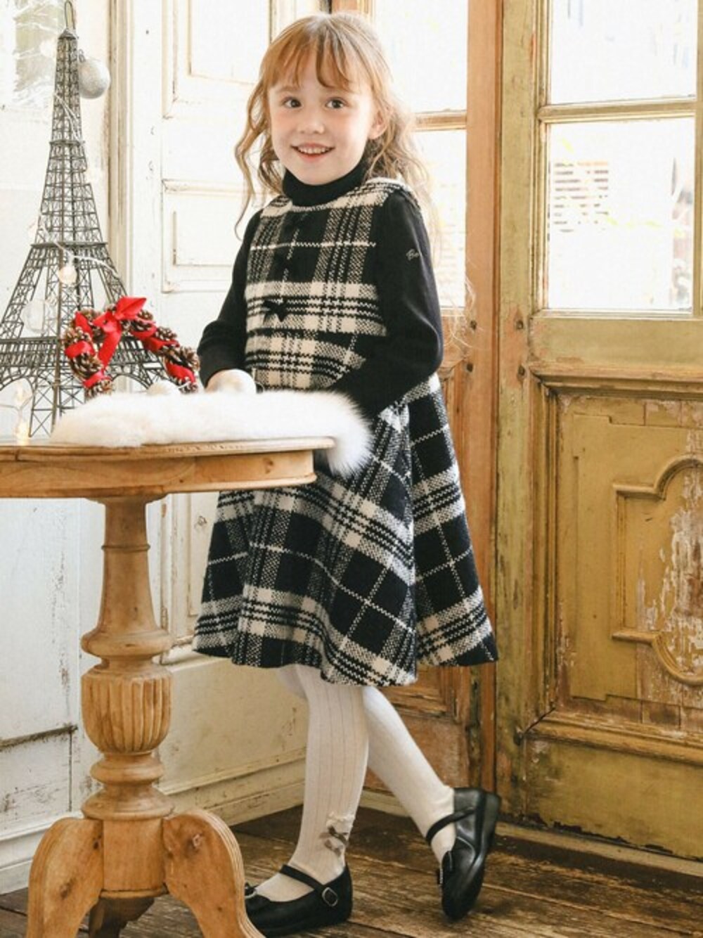 「冬コーデ、お出かけコーデ、BeBe、女の子、かわいい、おでかけコーデ、秋コーデ、おんなのこ」｜「BeBeのラメツイードチェックジャンパースカート(100~150cm)（ジャンパースカート、ブラック系）」を使った、BEBE ONLINE STOREさん（キッズ・111cm）の秋コーディネートの1枚目の写真