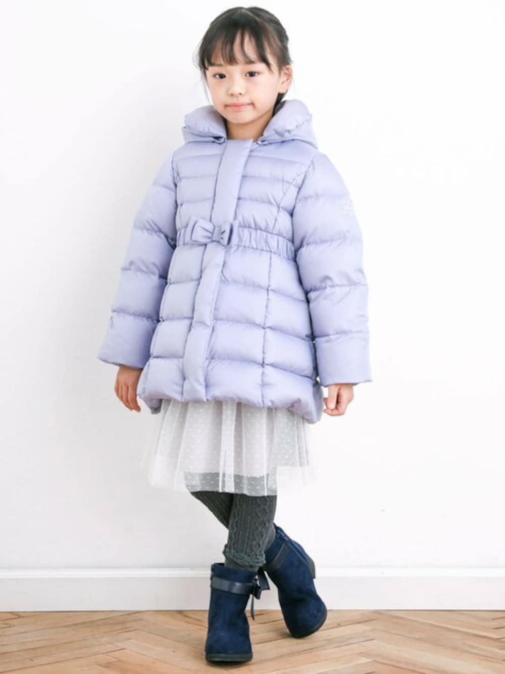 パープル系のダウンジャケット/コート、パープル系のワンピース、ブルー系のブーティを着用したキッズの秋コーディネートの1枚目の写真