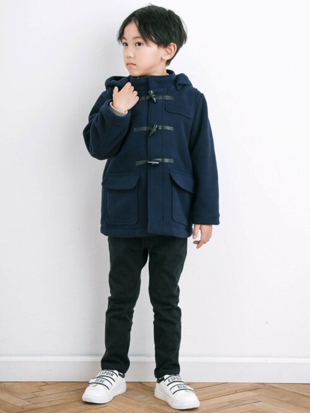 「冬コーデ、お出かけコーデ、BeBe、男の子、秋コーデ」｜「BeBeのボンディングフリースダッフルコート(100~150cm)（ダッフルコート、ブルー系）」を使った、BEBE ONLINE STOREさん（キッズ・114cm）の秋コーディネートの1枚目の写真