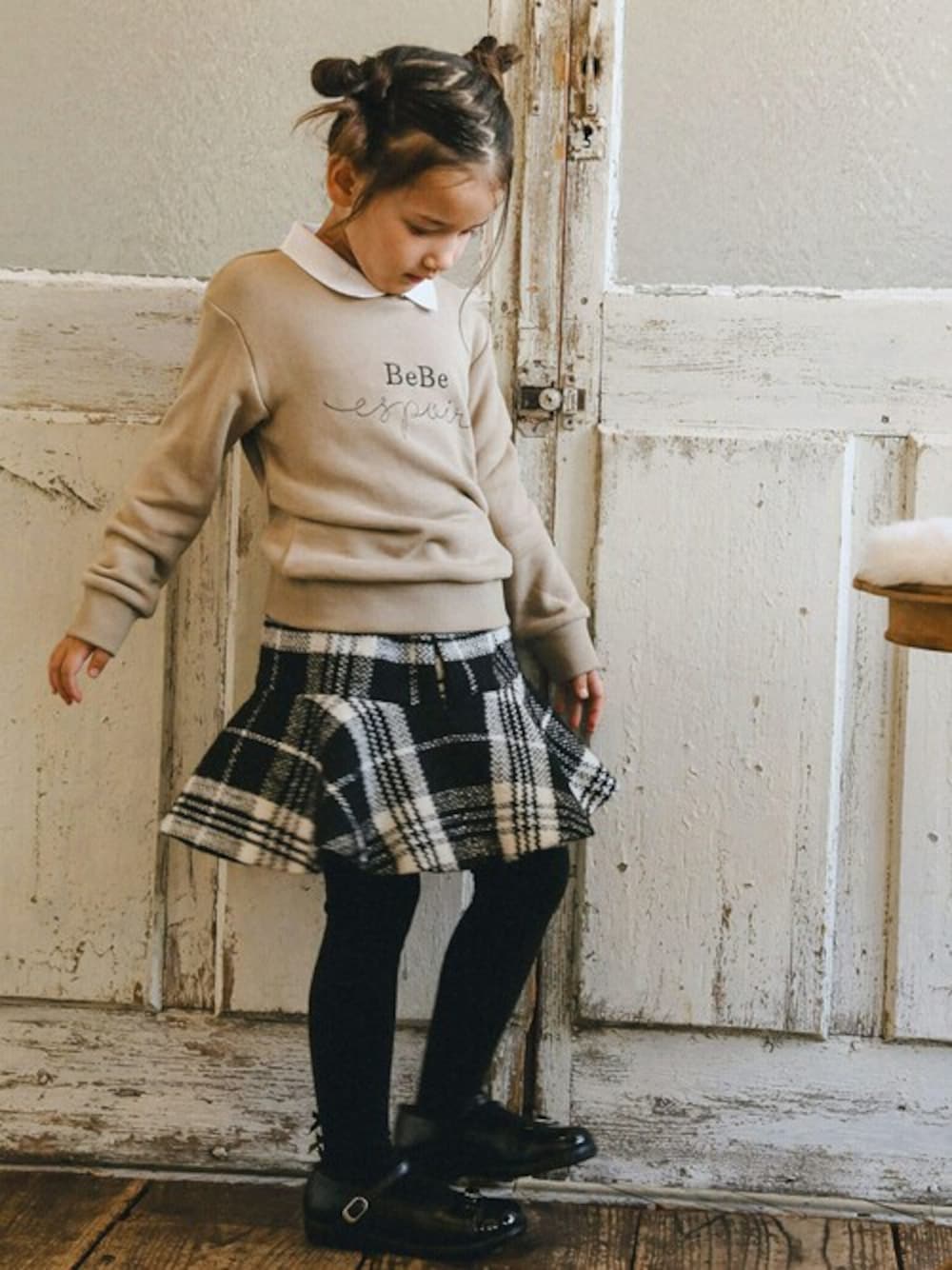 「冬コーデ、お出かけコーデ、BeBe、プレゼント、女の子、かわいい、秋コーデ」｜「BeBeのロゴ刺しゅう襟付きトレーナー(100~150cm)（ポロシャツ、ベージュ系）」を使った、BEBE ONLINE STOREさん（キッズ・107cm）の秋コーディネートの1枚目の写真