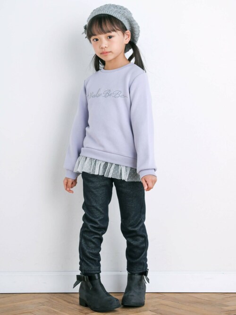 「冬コーデ、お出かけコーデ、BeBe、プレゼント、女の子、かわいい、秋コーデ」｜「BeBeのチュールフリルロゴトレーナー(100~150cm)（スウェット、パープル系）」を使った、BEBE ONLINE STOREさん（キッズ・110cm）の秋コーディネートの1枚目の写真
